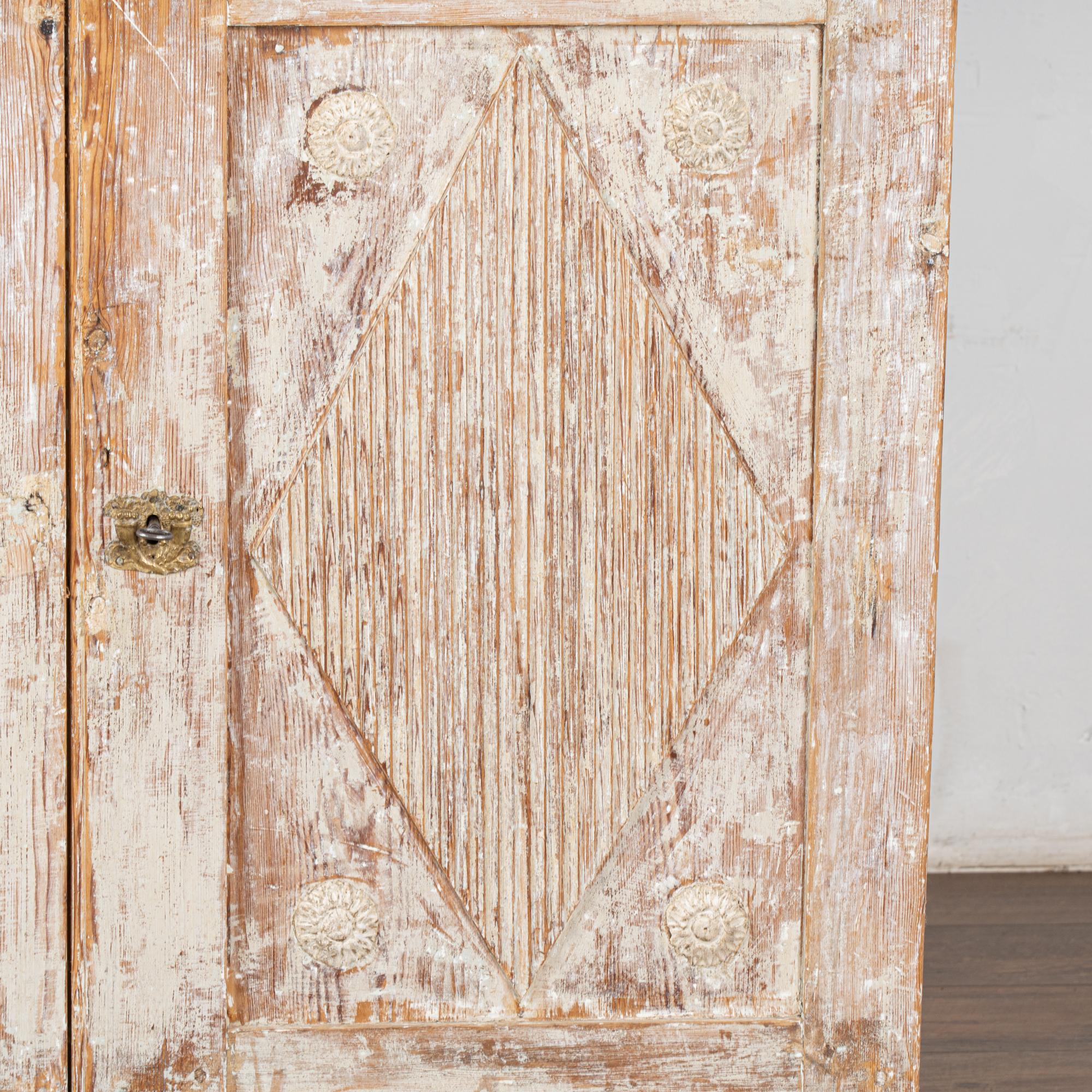 Pino Early 19th Century Swedish Gustavian White Painted Pine Sideboard Cupboard in vendita