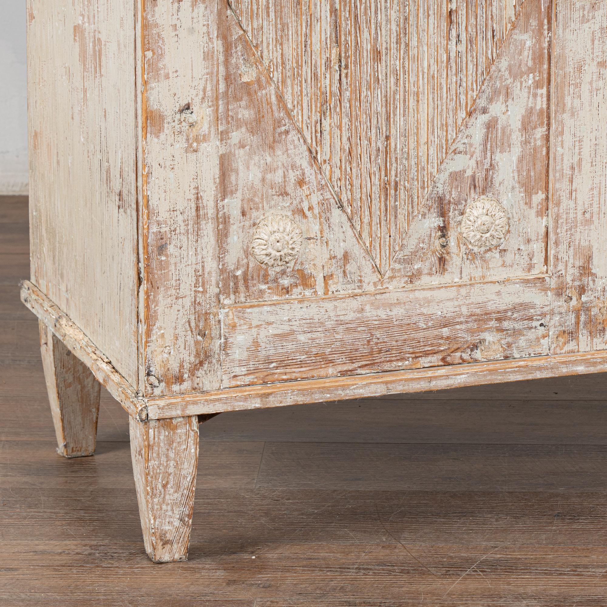 Early 19th Century Swedish Gustavian White Painted Pine Sideboard Cupboard in vendita 1