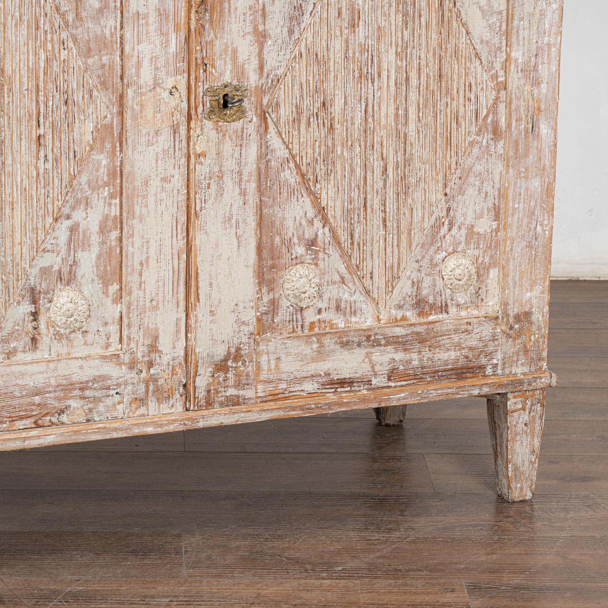 Early 19th Century Swedish Gustavian White Painted Pine Sideboard Cupboard in vendita 2