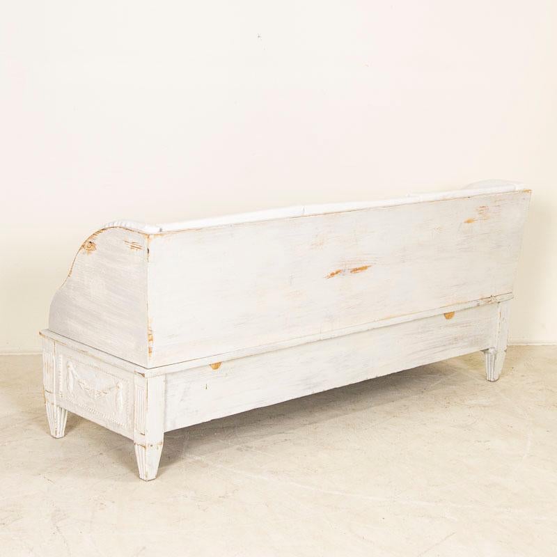 Early 19th Century Swedish Gustavian White Painted Settee Bench In Good Condition For Sale In Round Top, TX