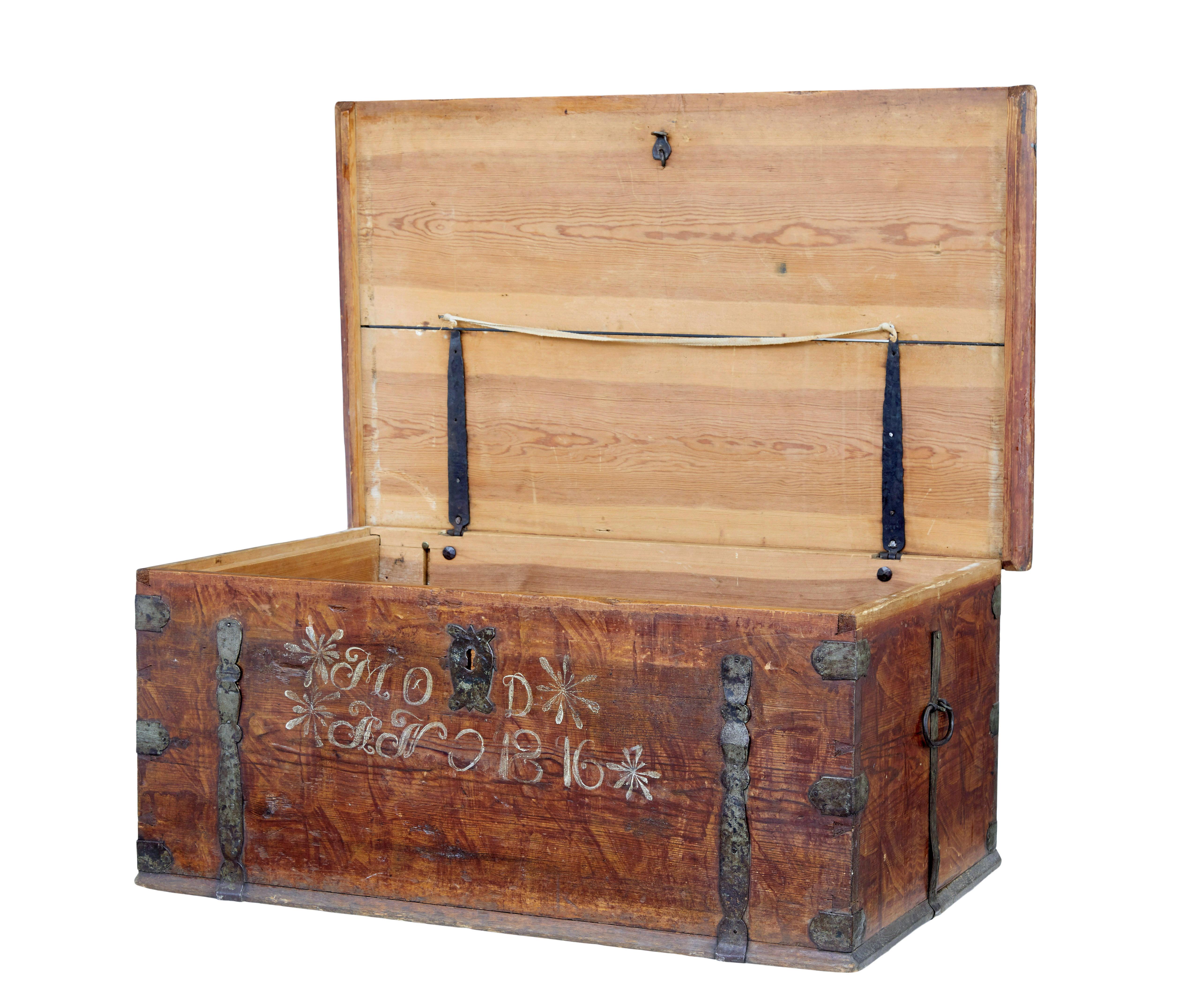 Boîte à couvertures suédoise peinte du début du 19e siècle, vers 1816.

Boîte suédoise traditionnelle peinte au chiffon, paraphée et datée de 1816.  Couvercle plat, idéal pour servir de table basse ou de table d'appoint.

Couleur principale