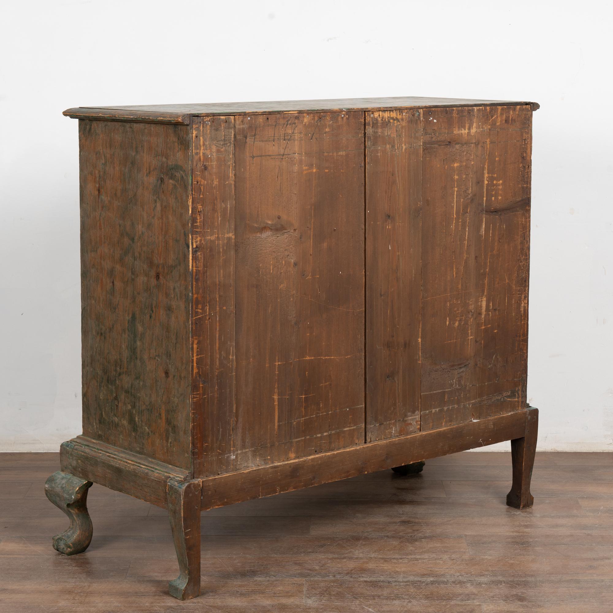 Gran cómoda sueca de cuatro cajones de pino pintado de verde de principios del siglo XIX en venta 4