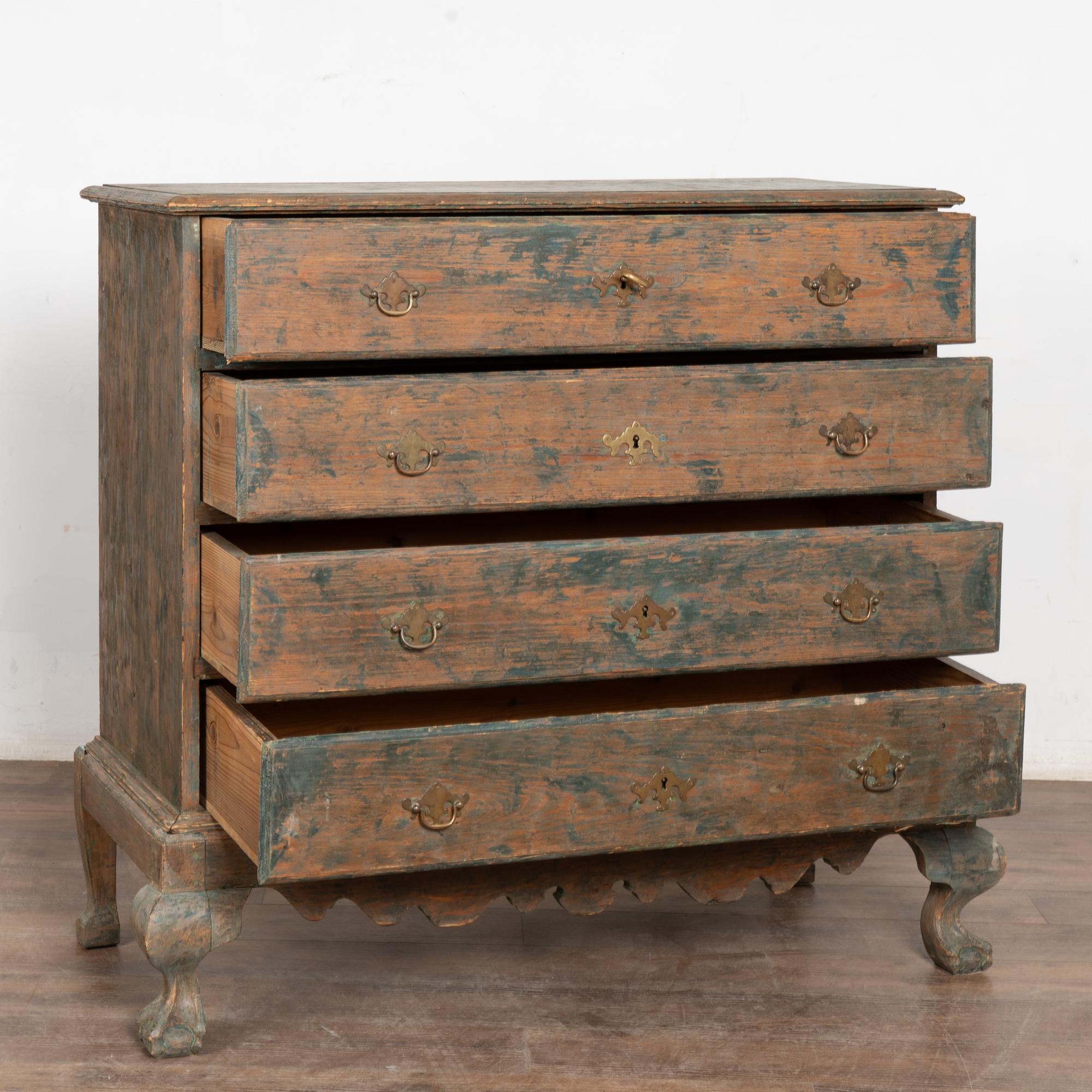 Gran cómoda sueca de cuatro cajones de pino pintado de verde de principios del siglo XIX Queen Anne en venta