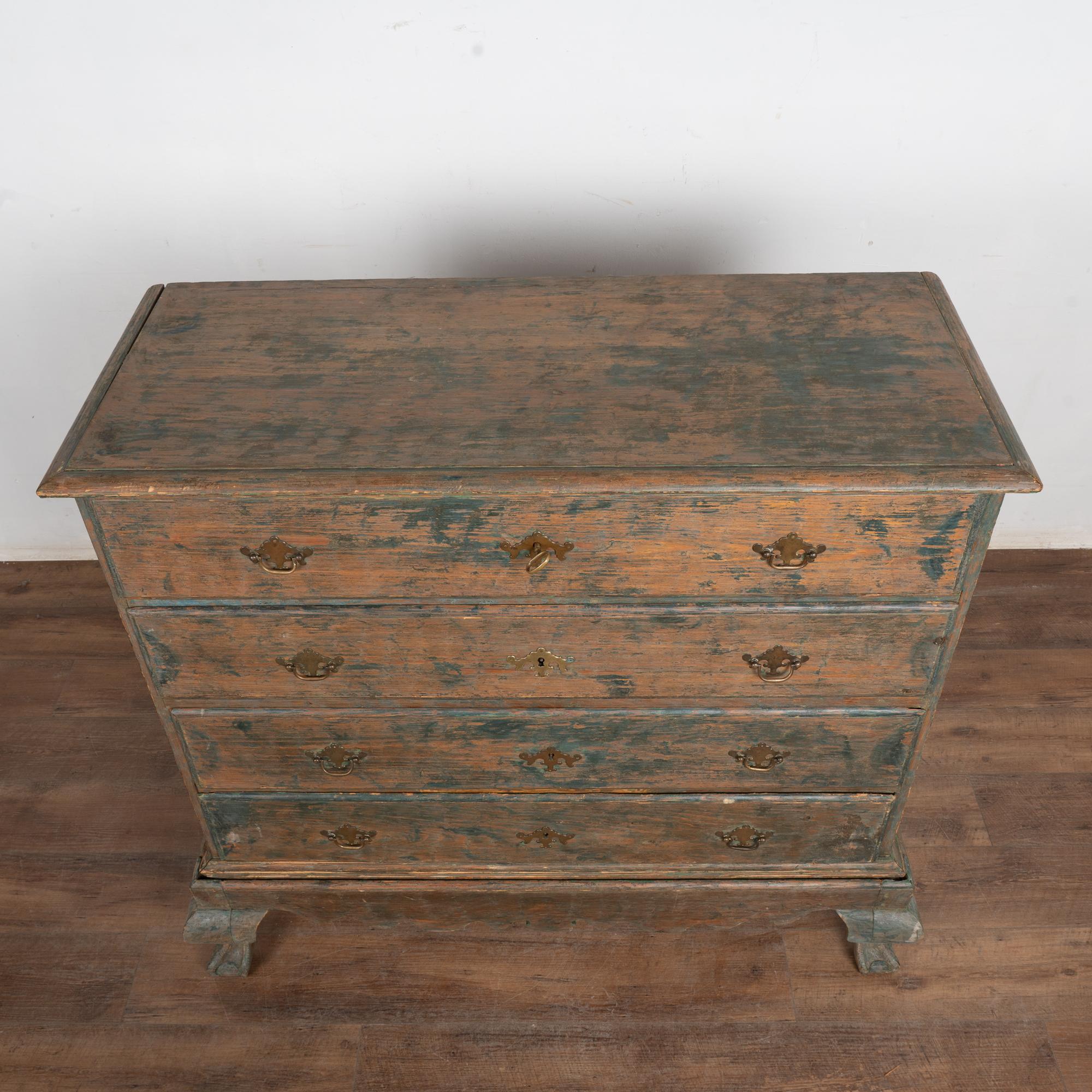 Gran cómoda sueca de cuatro cajones de pino pintado de verde de principios del siglo XIX en Bastante bueno estado para la venta en Round Top, TX