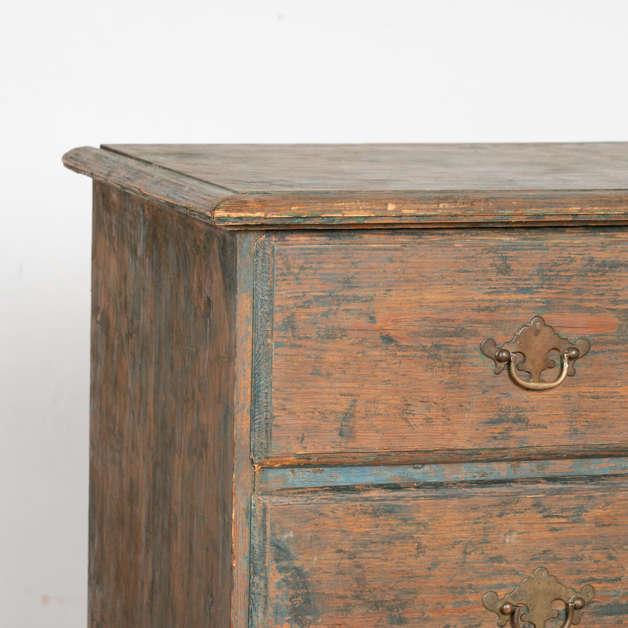 Gran cómoda sueca de cuatro cajones de pino pintado de verde de principios del siglo XIX Latón en venta