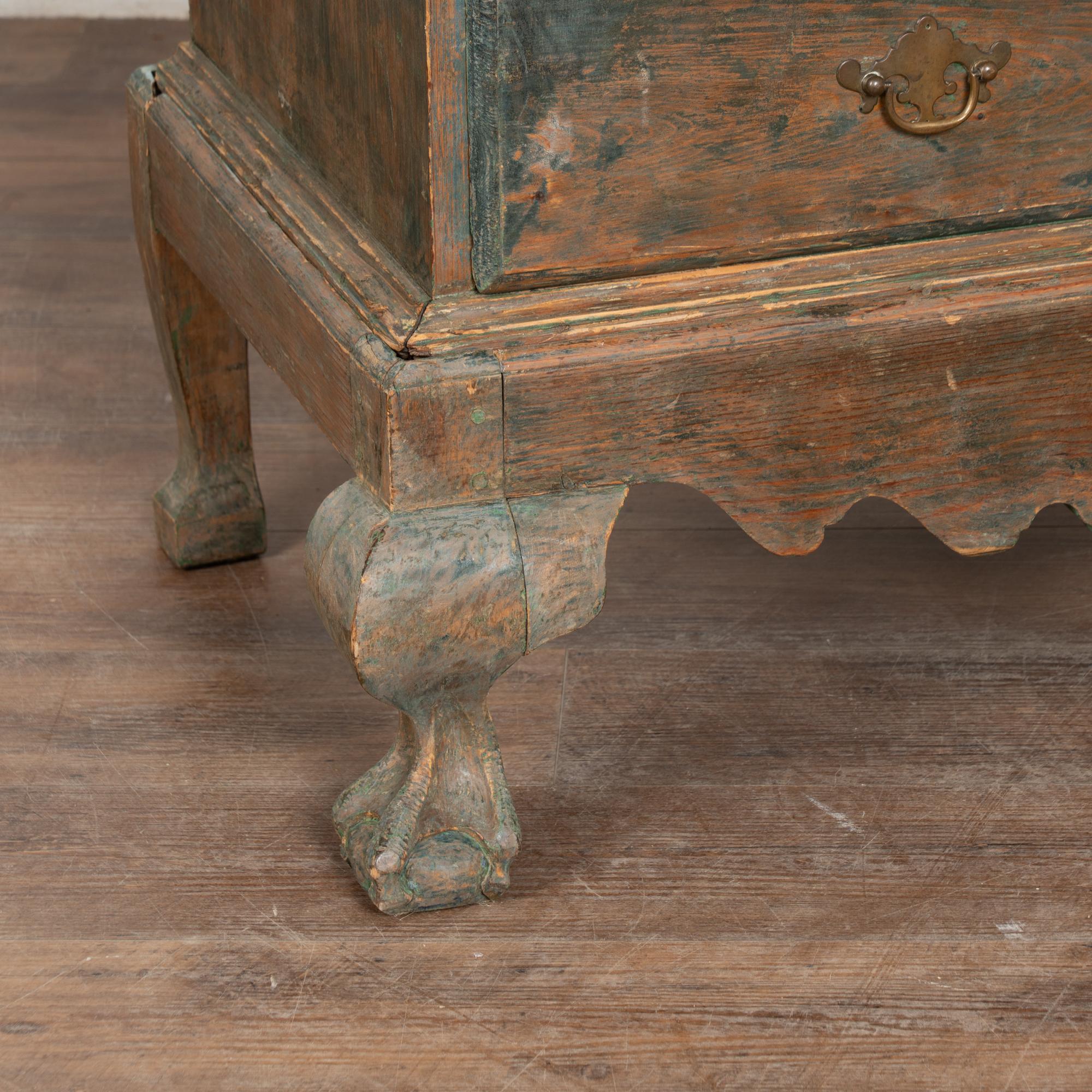 Gran cómoda sueca de cuatro cajones de pino pintado de verde de principios del siglo XIX en venta 1