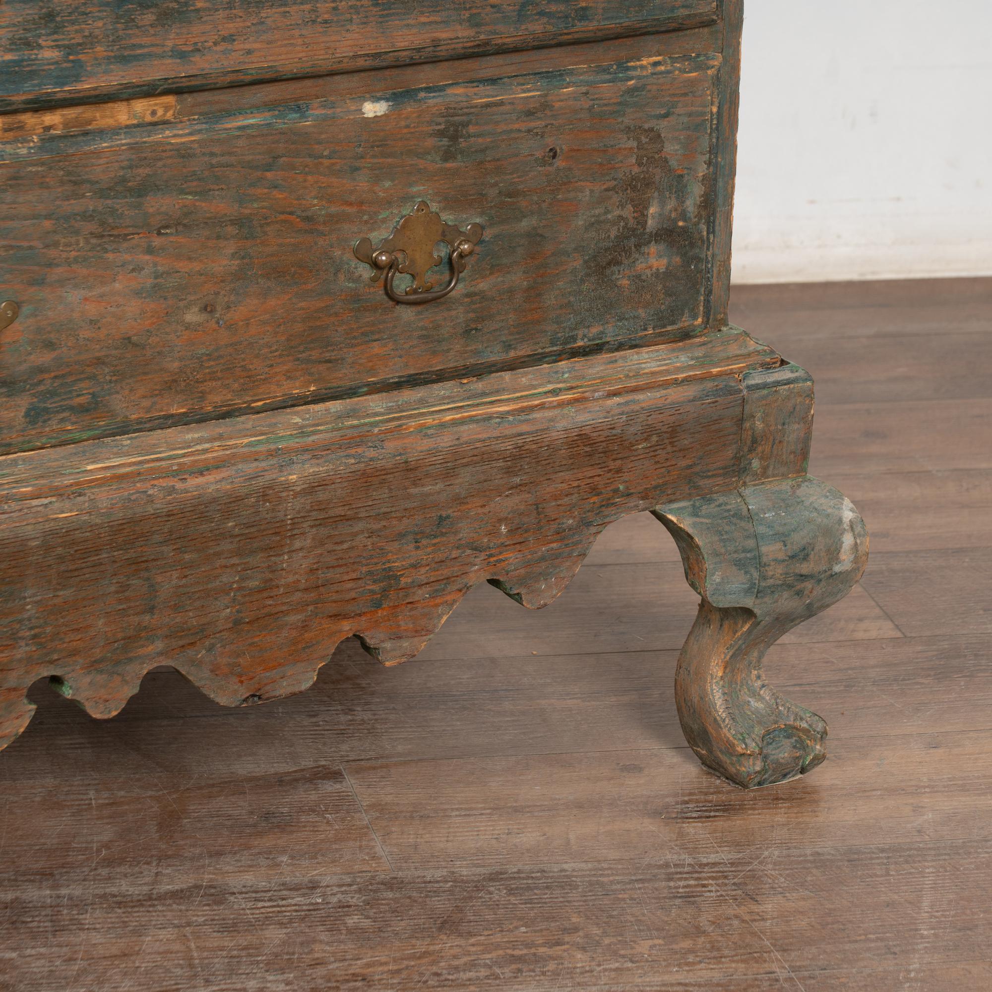 Gran cómoda sueca de cuatro cajones de pino pintado de verde de principios del siglo XIX en venta 3