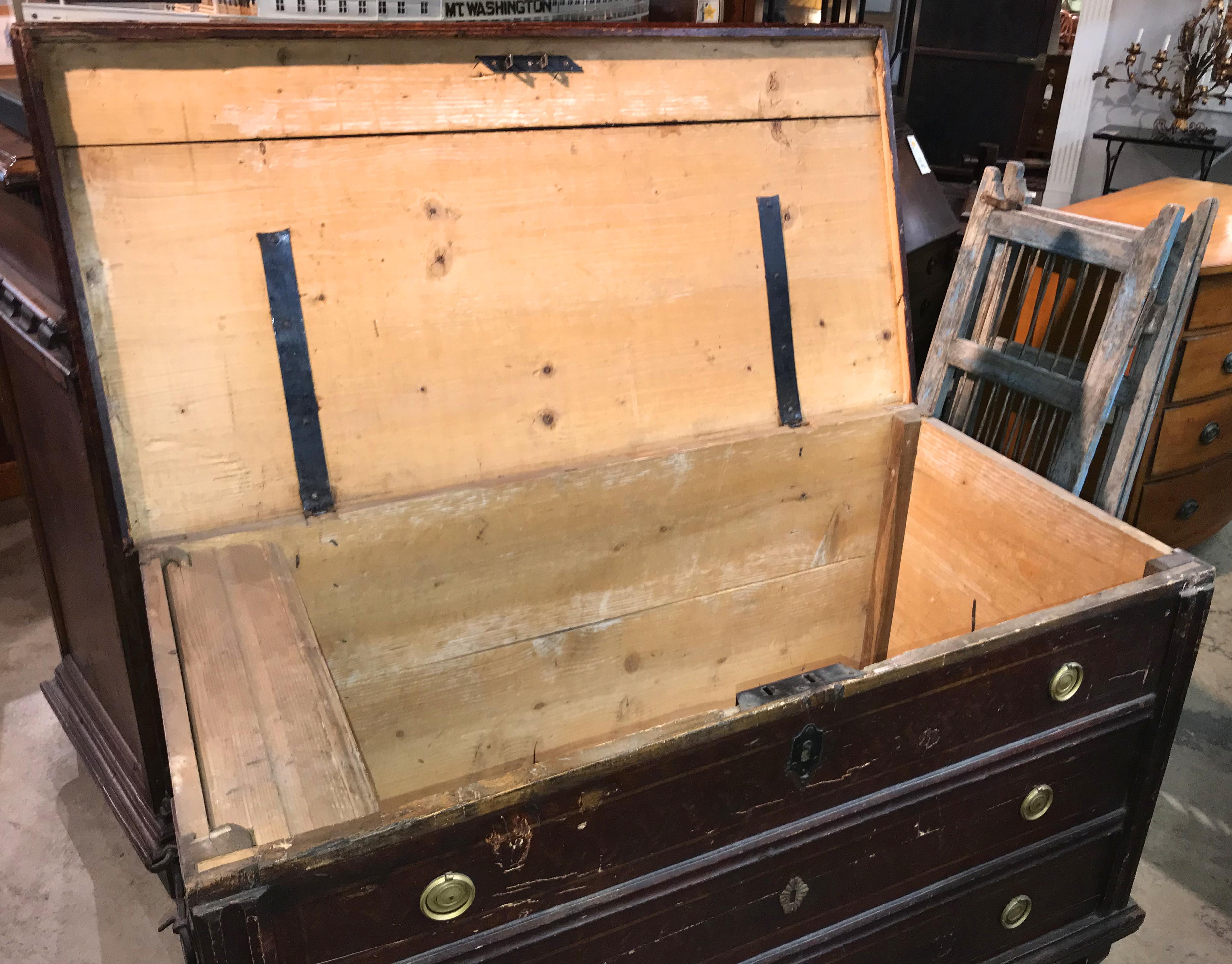 Pine Early 19th Century Swedish Lift Top Grain Painted Blanket Chest