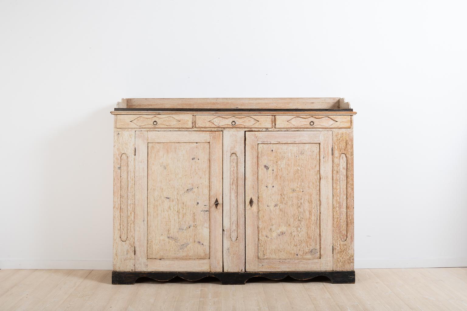 Early 19th Century Swedish Long Sideboard in Empire Style In Good Condition In Kramfors, SE