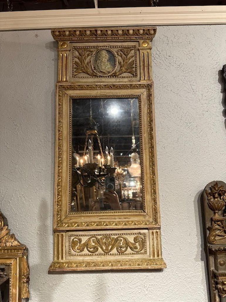 Sehr schöner geschnitzter und paketvergoldeter Spiegel im neoklassizistischen Stil aus Schweden aus dem 19. Die schöne Patina und die aufwändig geschnitzten Details machen dieses Stück zu etwas ganz Besonderem. Wunderschön!