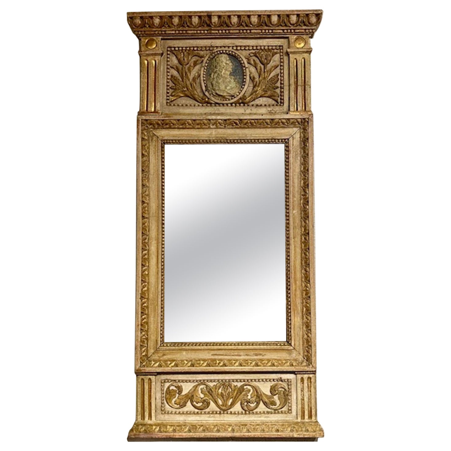 Miroir néo-classique suédois du début du XIXe siècle, sculpté et parcellaire doré