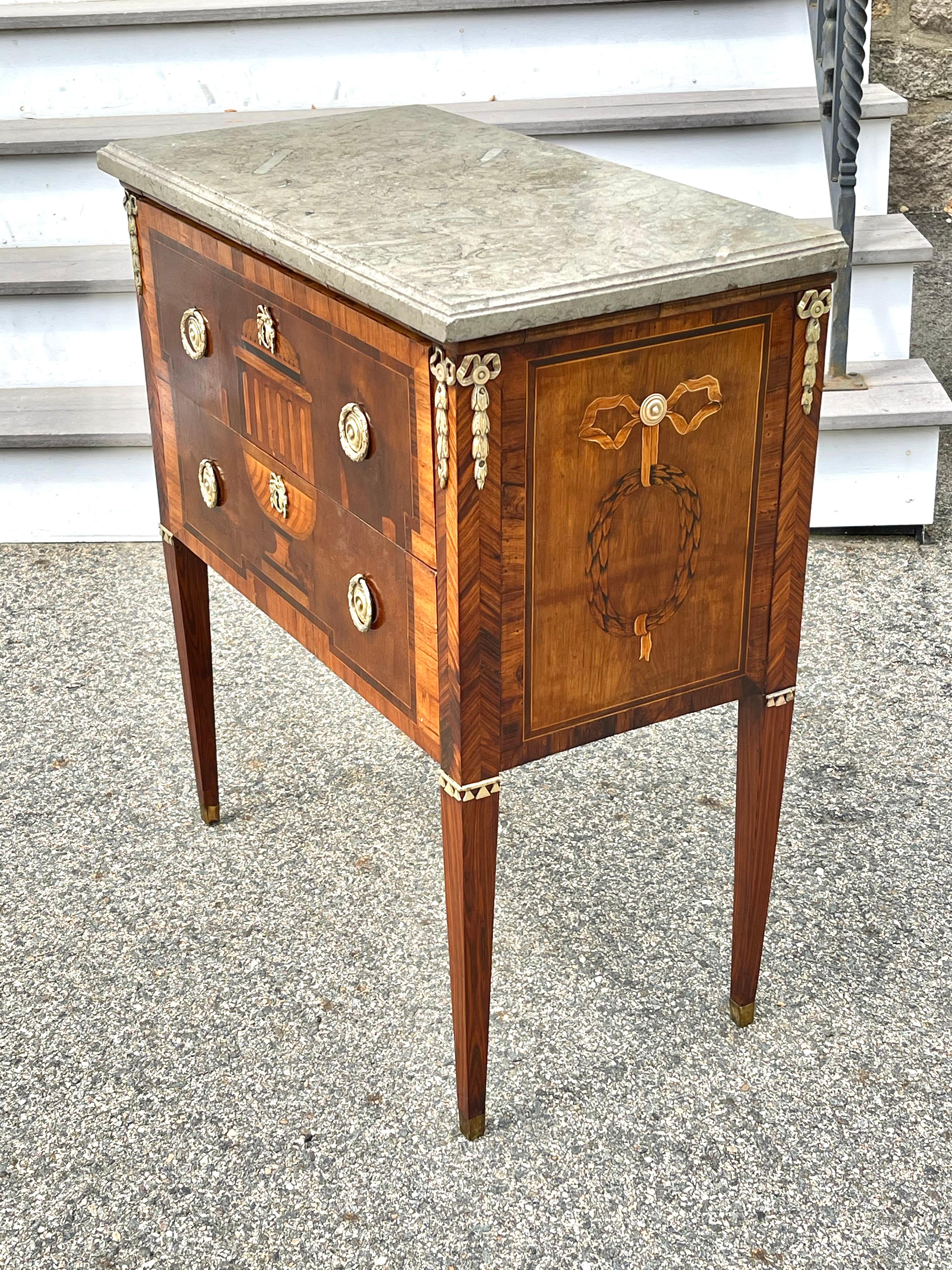 Early 19th Century Swedish Neoclassical Satinwood and Fruitwood Commode For Sale 1