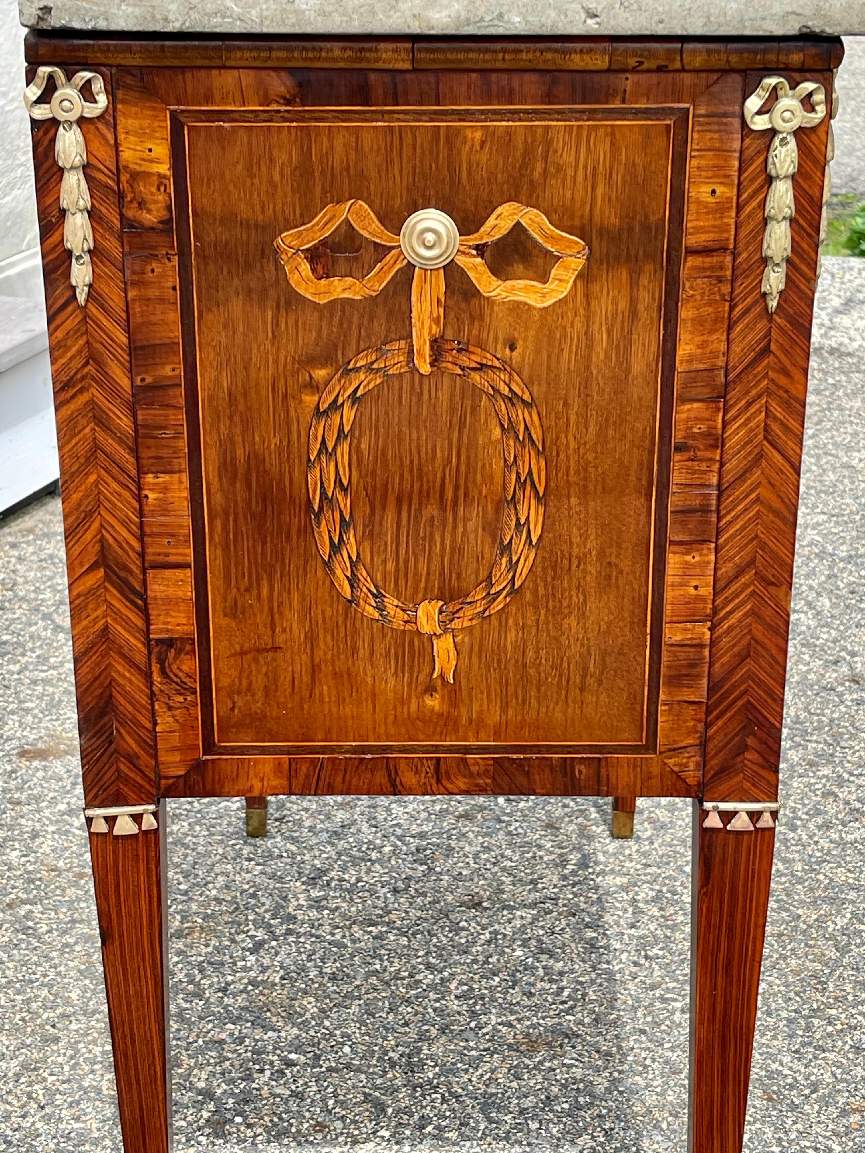 Early 19th Century Swedish Neoclassical Satinwood and Fruitwood Commode For Sale 2