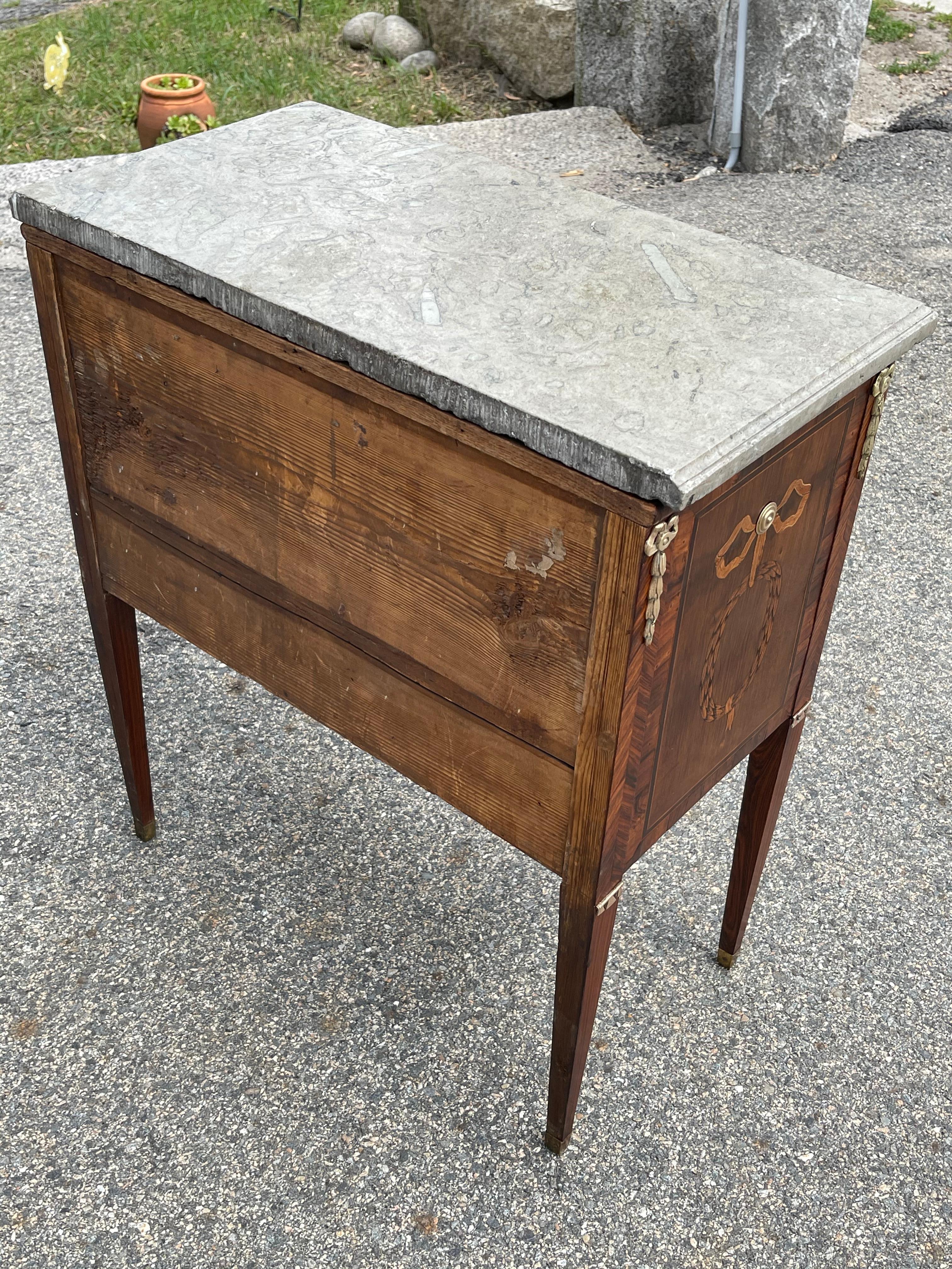 Early 19th Century Swedish Neoclassical Satinwood and Fruitwood Commode For Sale 4
