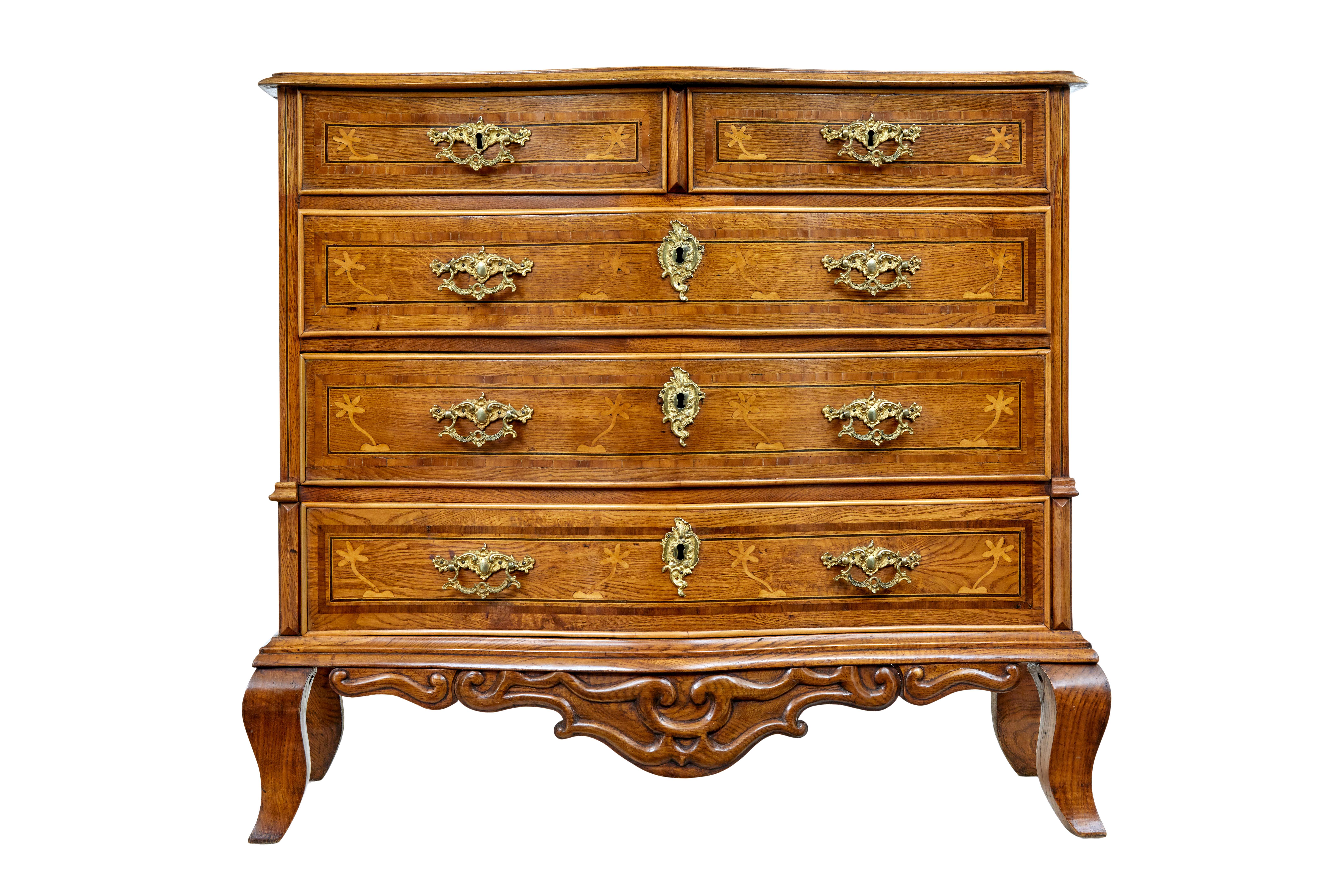Early 19th century Swedish oak inlaid chest of drawers, circa 1800.

Rare Swedish period commode with a serpentine shaped front. Fitted with 5 drawers in a 2 over 3 format, each drawer with cock beaded edges, inlaid with walnut and satinwood and