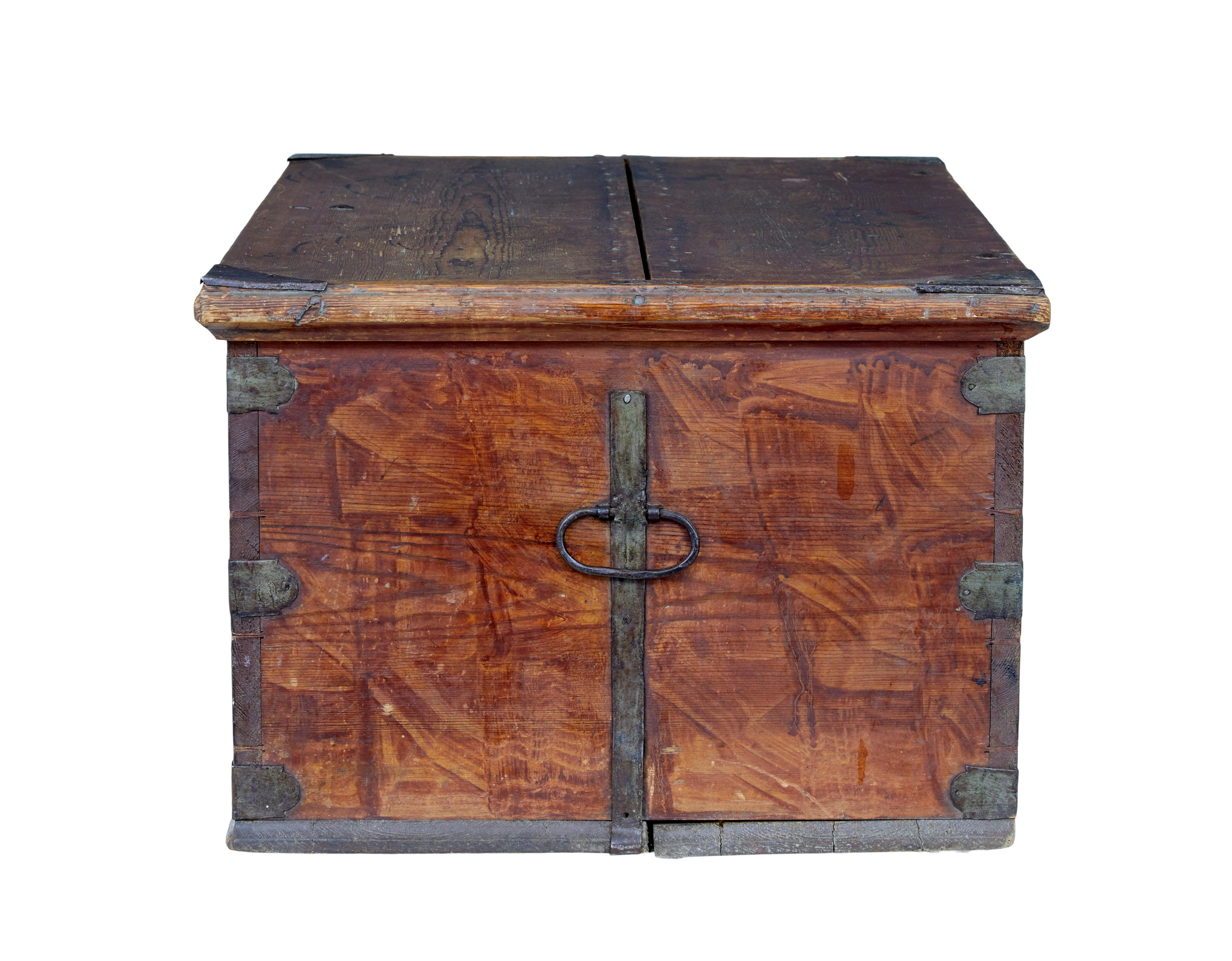 Hand-Crafted Early 19th Century Swedish Painted Blanket Box For Sale