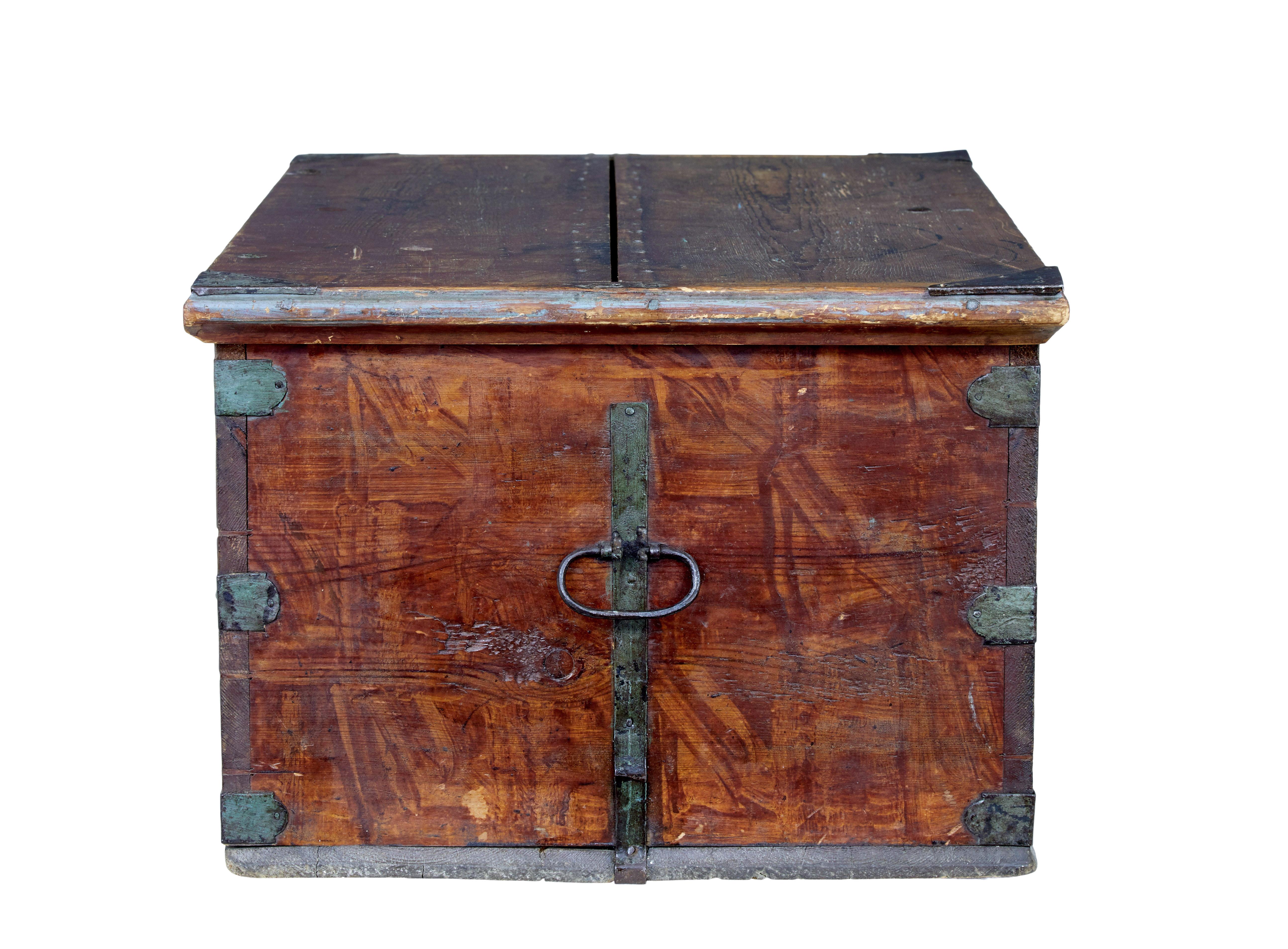 Pine Early 19th Century Swedish Painted Blanket Box For Sale