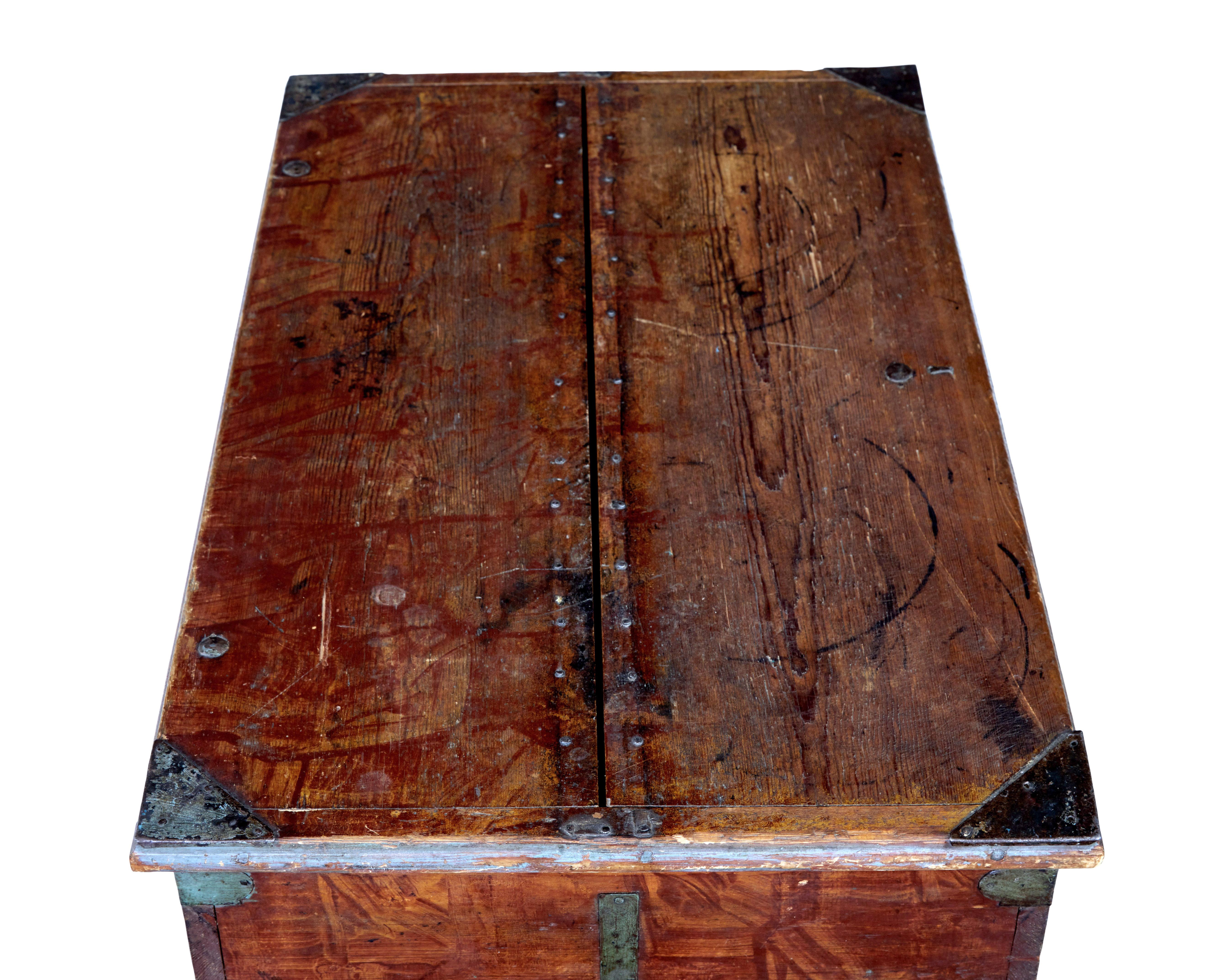Early 19th Century Swedish Painted Blanket Box For Sale 1