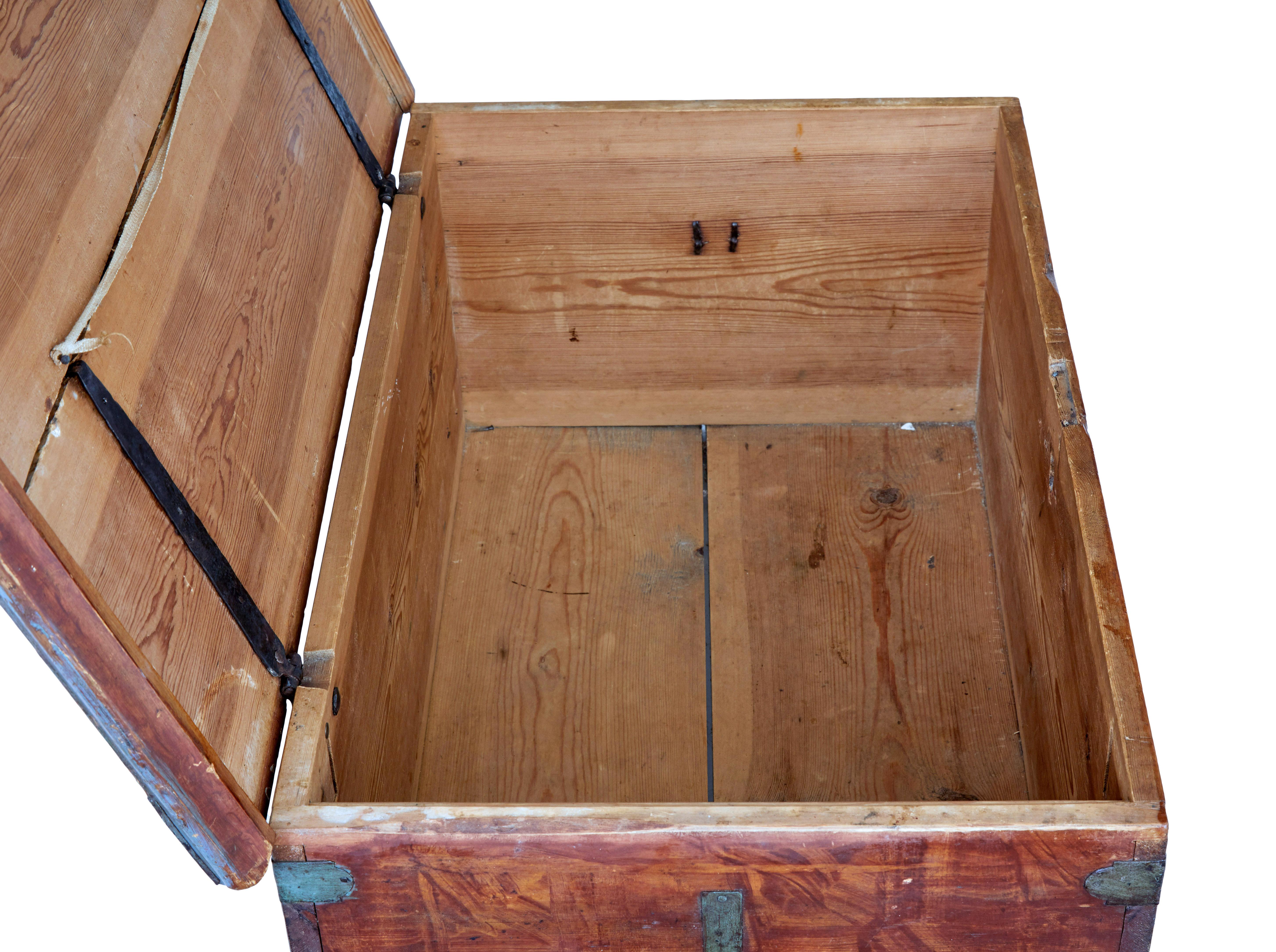 Early 19th Century Swedish Painted Blanket Box For Sale 2