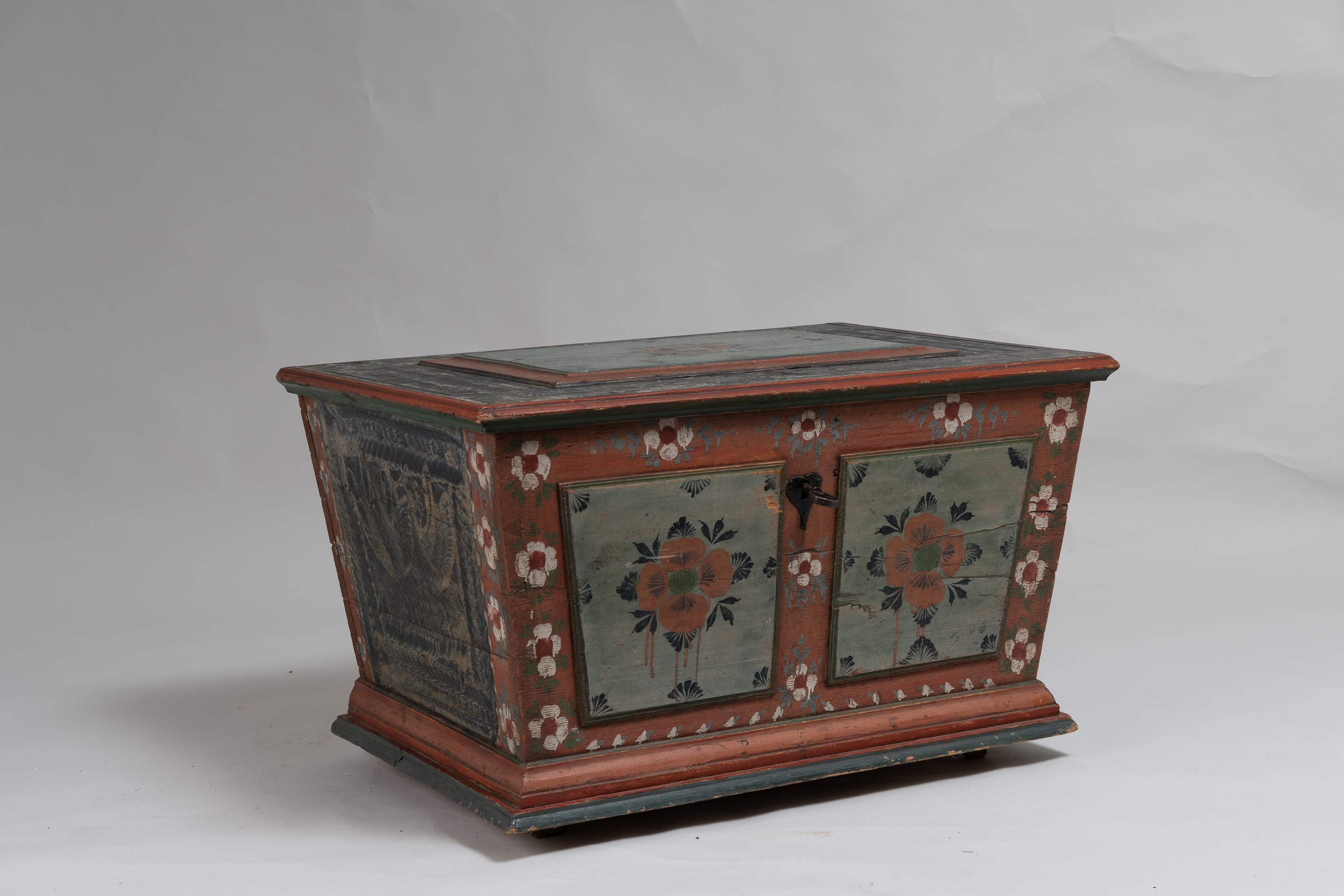 Northern Swedish Folk Art chest from Delsbo in Hälsingland, Sweden. The chest has the original paint with monogram and dating 1815 on the inside of the lid. Working lock and key. Good antique condition with minor traces and marks of use.
 