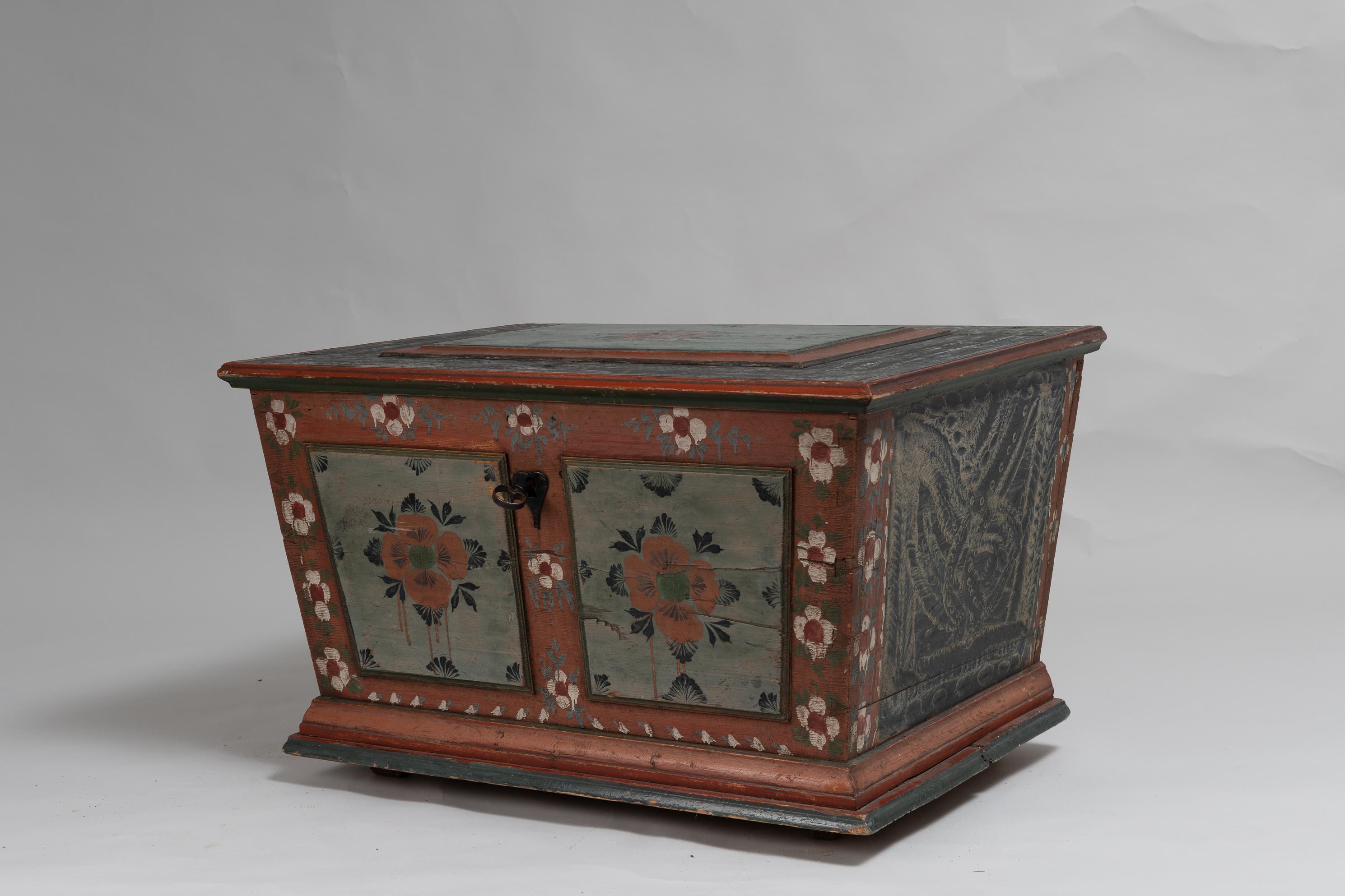 Early 19th Century Swedish Painted Folk Art Pine Chest In Good Condition In Kramfors, SE