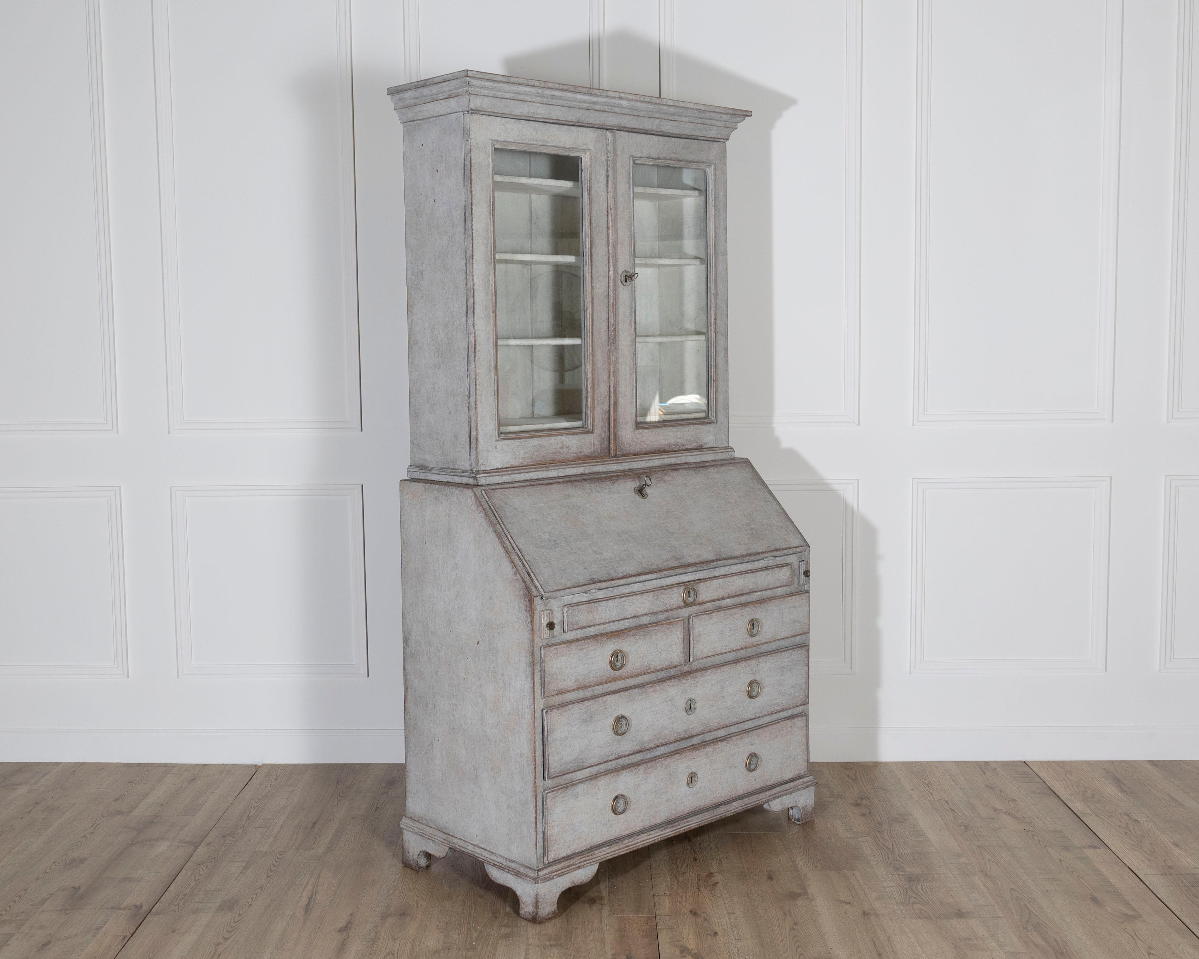 Armario secreter sueco de principios del siglo XIX pintado en gris con pátina Pino en venta