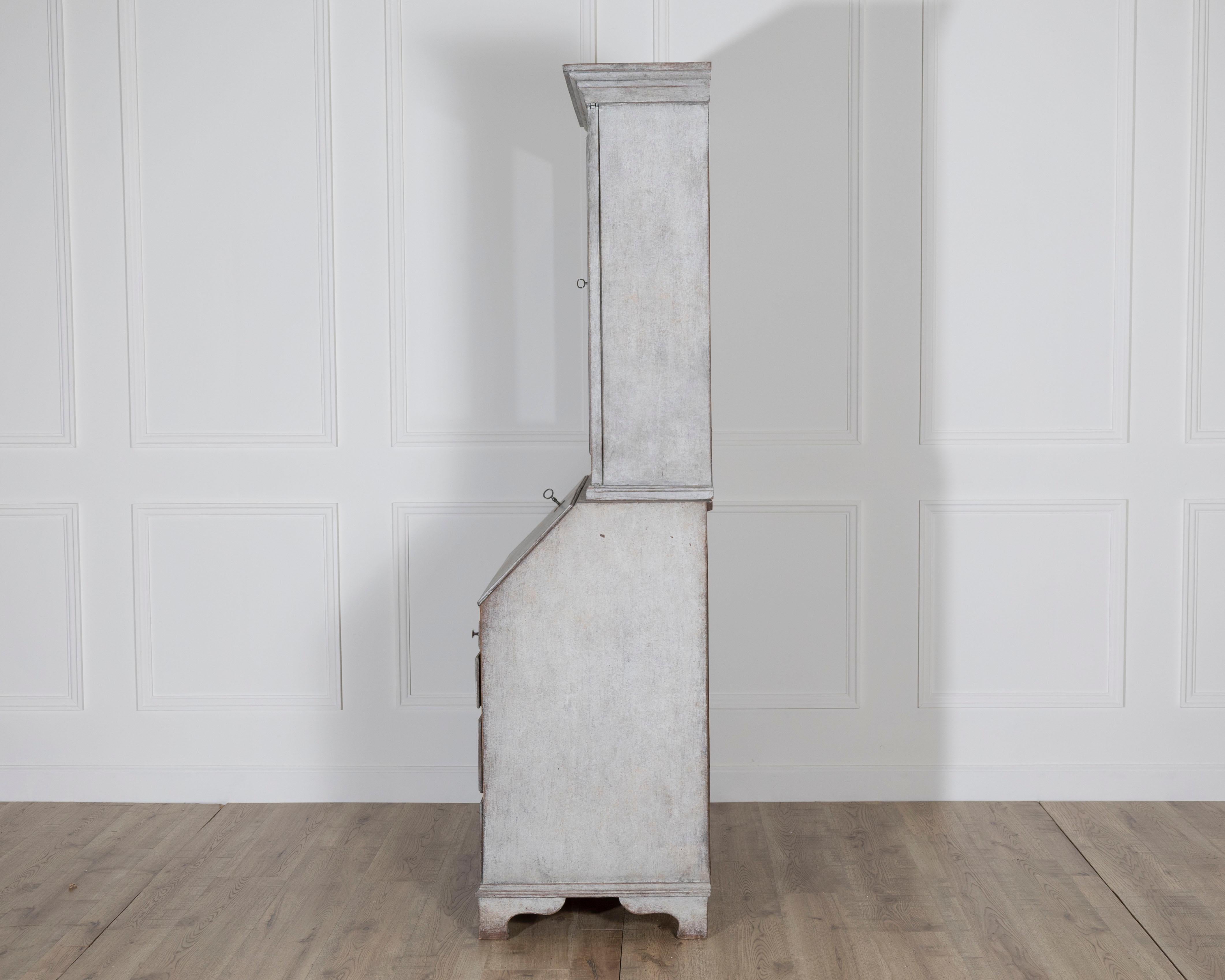 Armario secreter sueco de principios del siglo XIX pintado en gris con pátina en venta 4