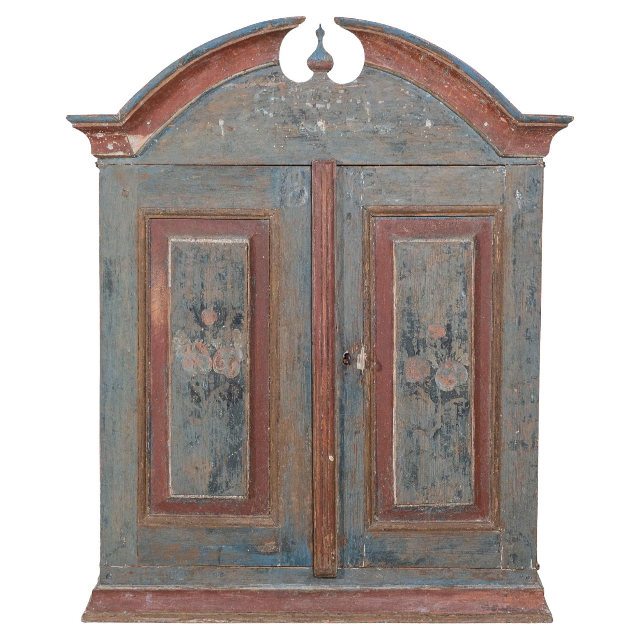 Armadio da parete svedese del primo Ottocento in larice dipinto, datato 1818