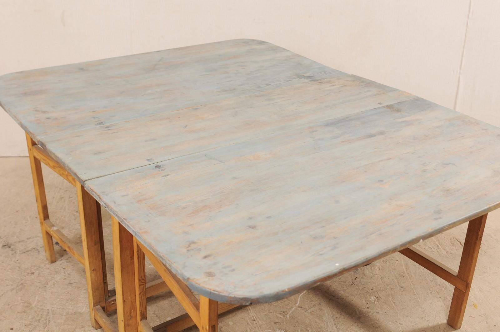 Early 19th Century Swedish Painted Wood Table with Gate Legs 7