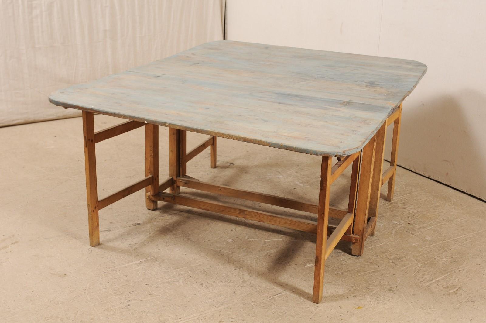 Early 19th Century Swedish Painted Wood Table with Gate Legs In Good Condition In Atlanta, GA