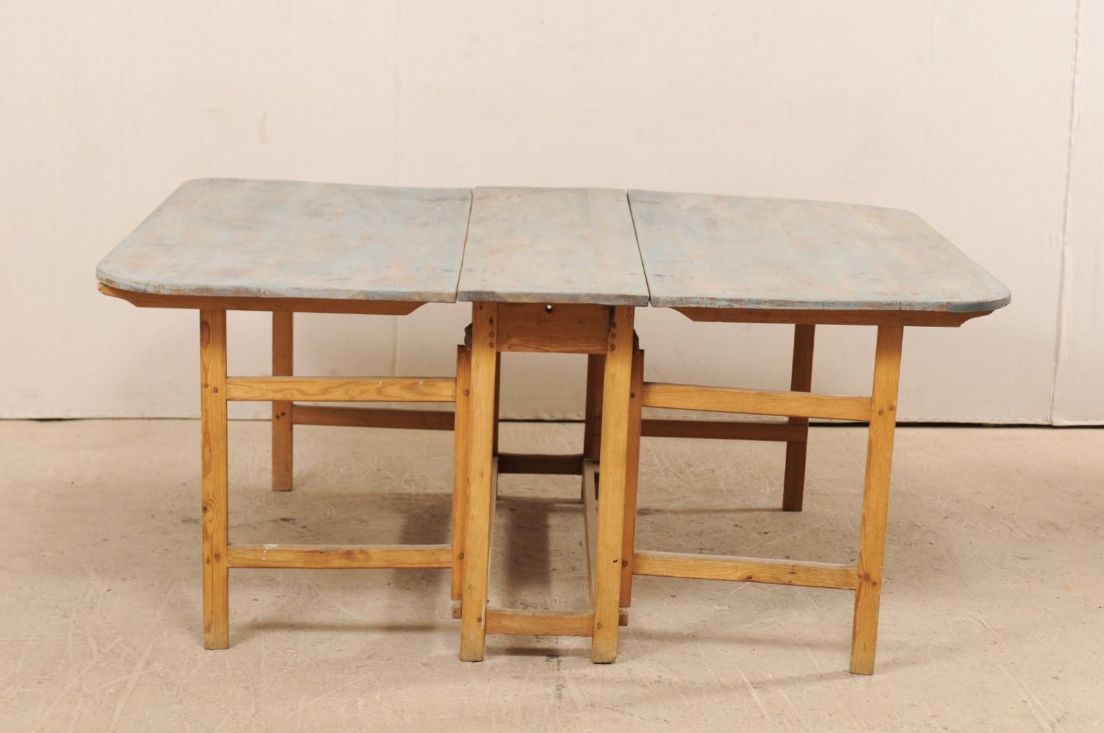 Early 19th Century Swedish Painted Wood Table with Gate Legs 1