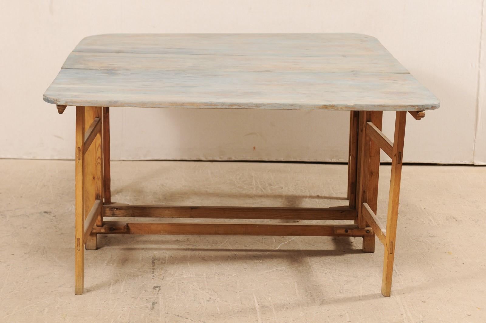 Early 19th Century Swedish Painted Wood Table with Gate Legs 3