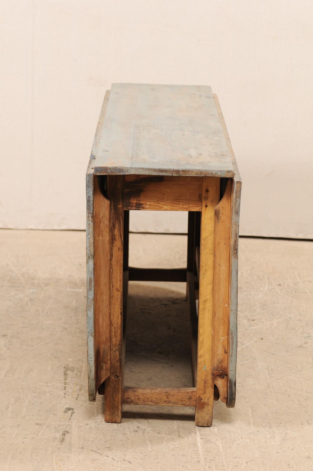 Early 19th Century Swedish Painted Wood Table with Gate Legs 4