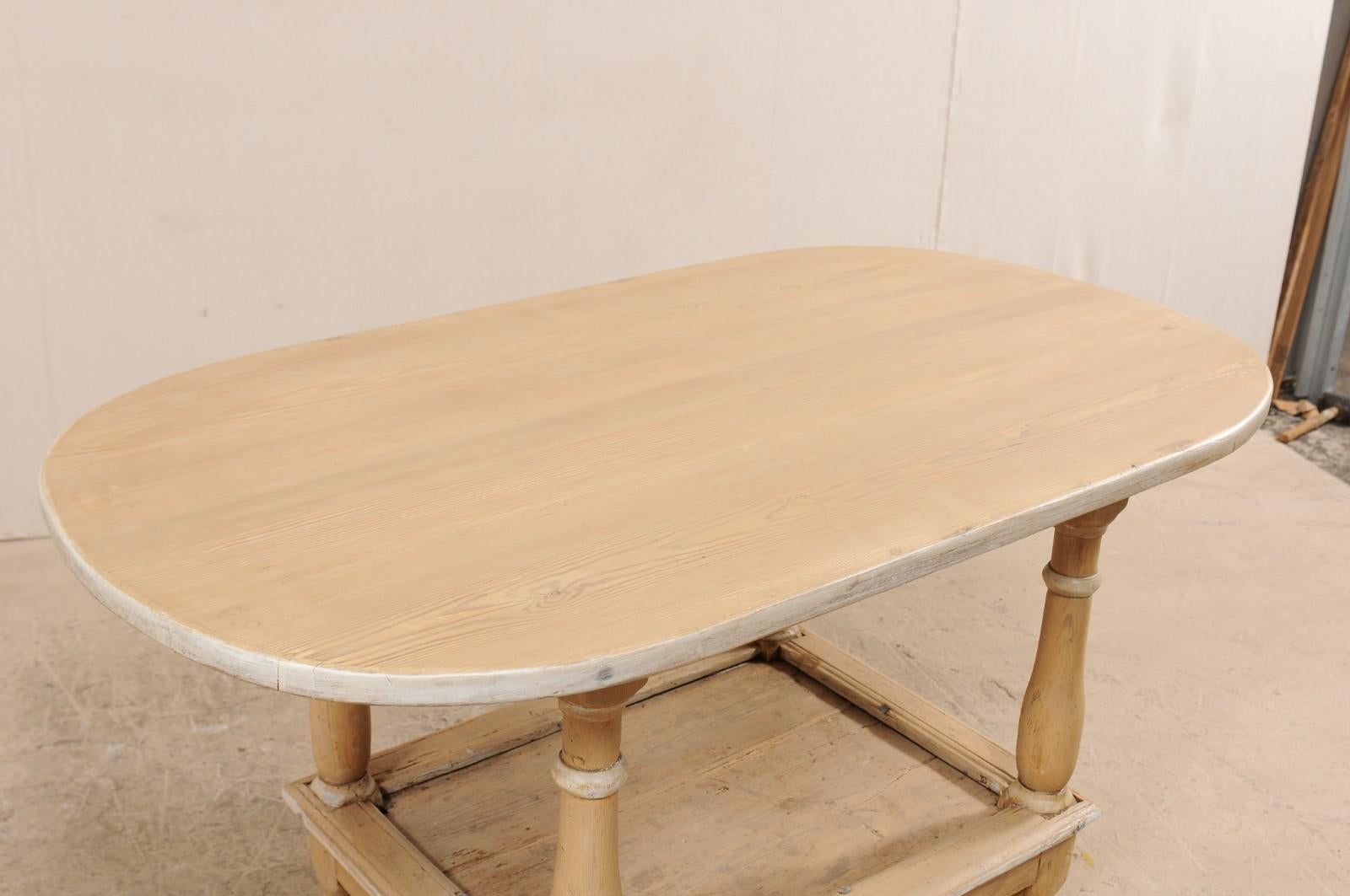 Table ovale à deux niveaux en bois blanchi et peint suédois du début du 19e siècle en vente 3