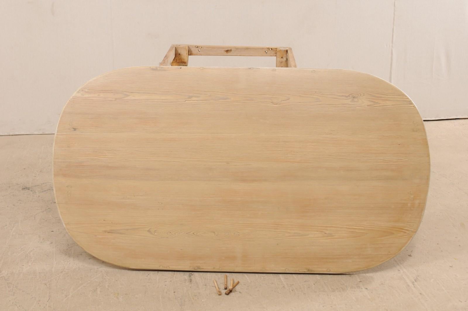 Schwedischer zweistöckiger ovaler Tisch aus gebleichtem und bemaltem Holz aus dem frühen 19. Jahrhundert im Angebot 7