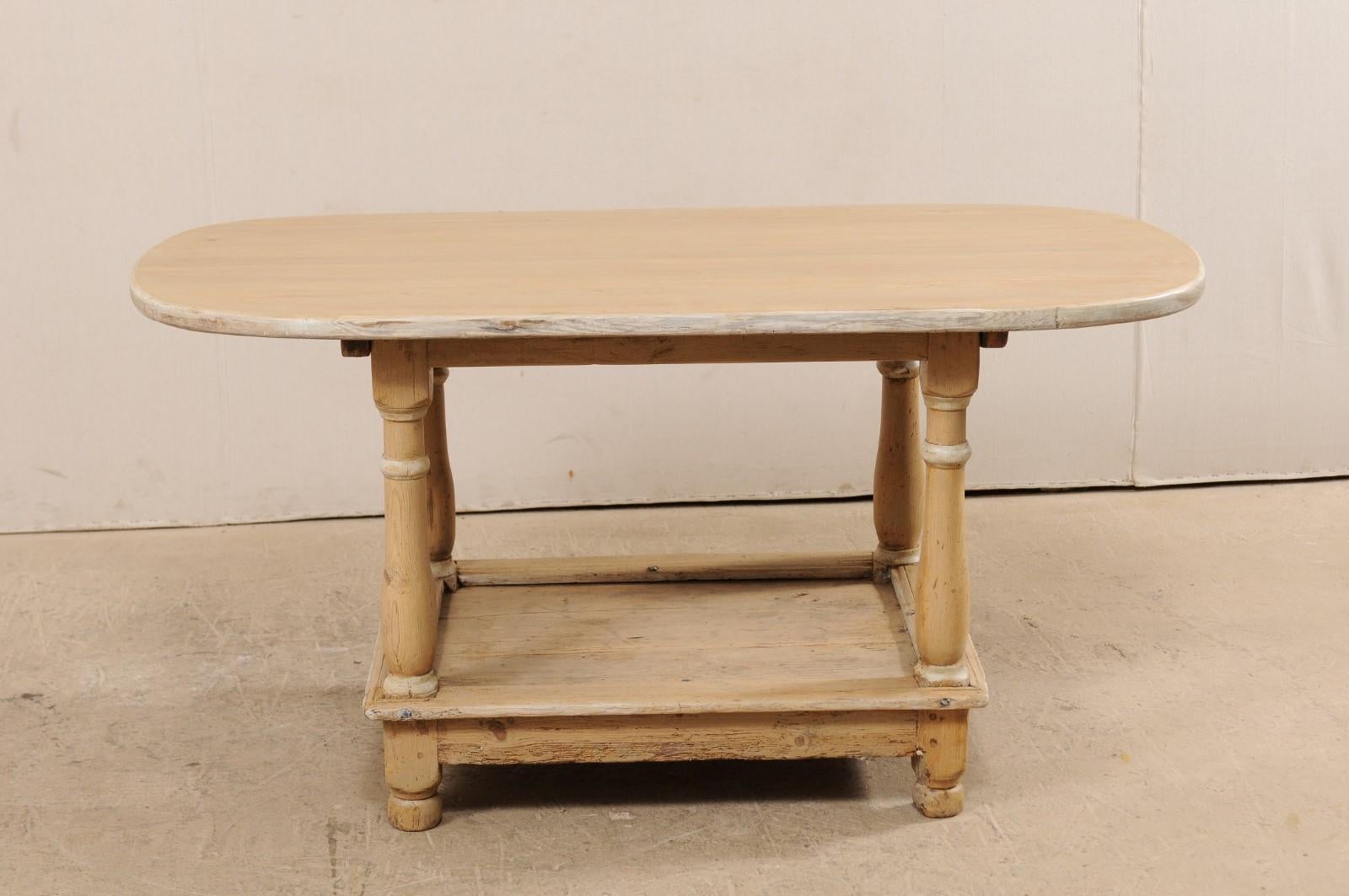 Schwedischer zweistöckiger ovaler Tisch aus gebleichtem und bemaltem Holz aus dem frühen 19. Jahrhundert (Geschnitzt) im Angebot