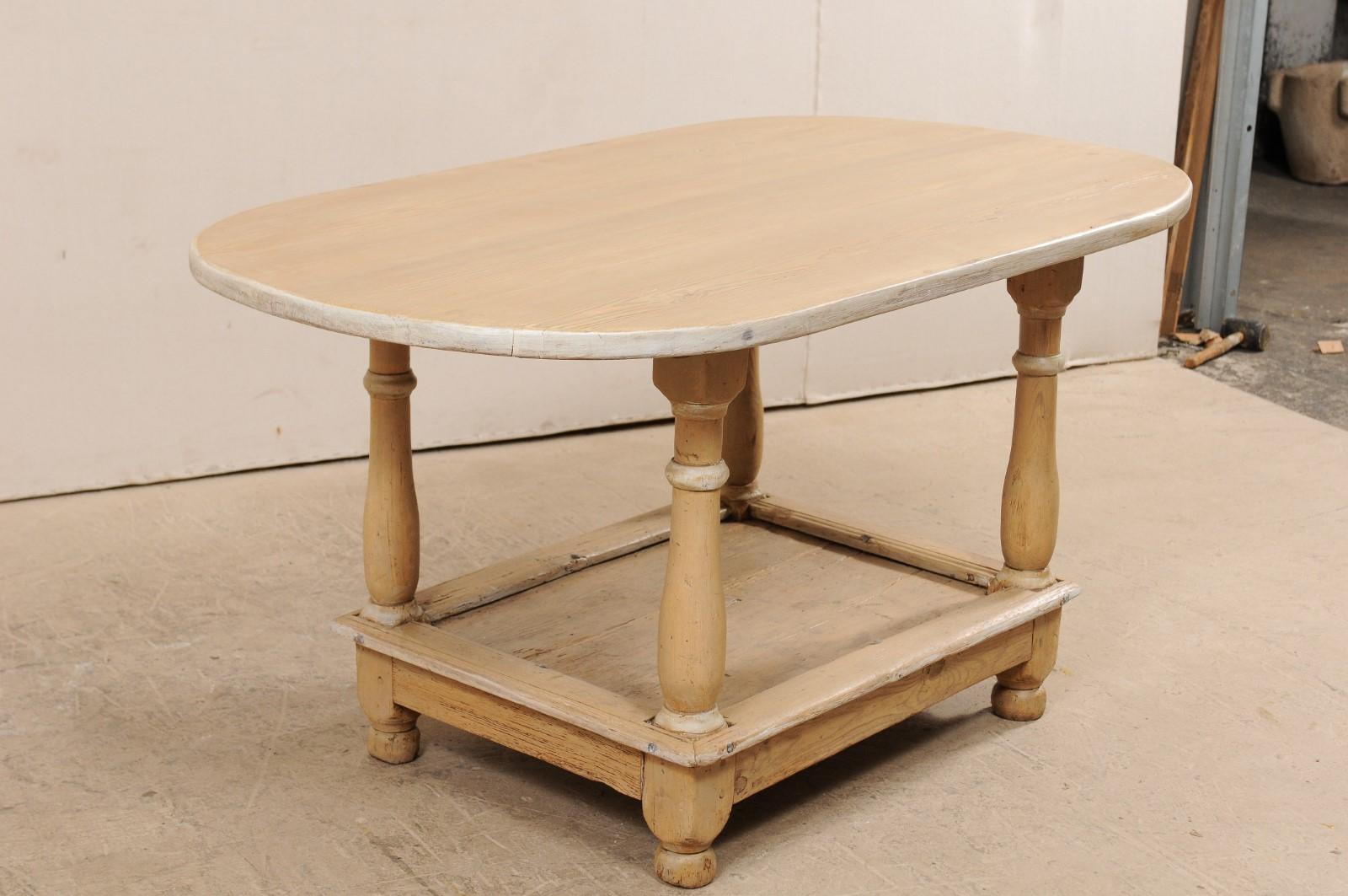 Schwedischer zweistöckiger ovaler Tisch aus gebleichtem und bemaltem Holz aus dem frühen 19. Jahrhundert im Angebot 1