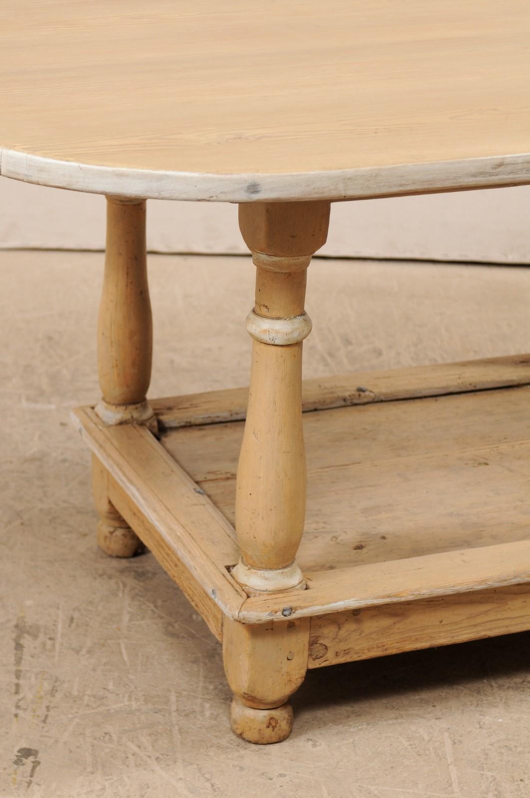 XIXe siècle Table ovale à deux niveaux en bois blanchi et peint suédois du début du 19e siècle en vente