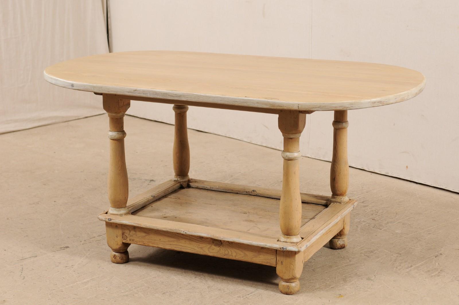 Schwedischer zweistöckiger ovaler Tisch aus gebleichtem und bemaltem Holz aus dem frühen 19. Jahrhundert im Angebot 3