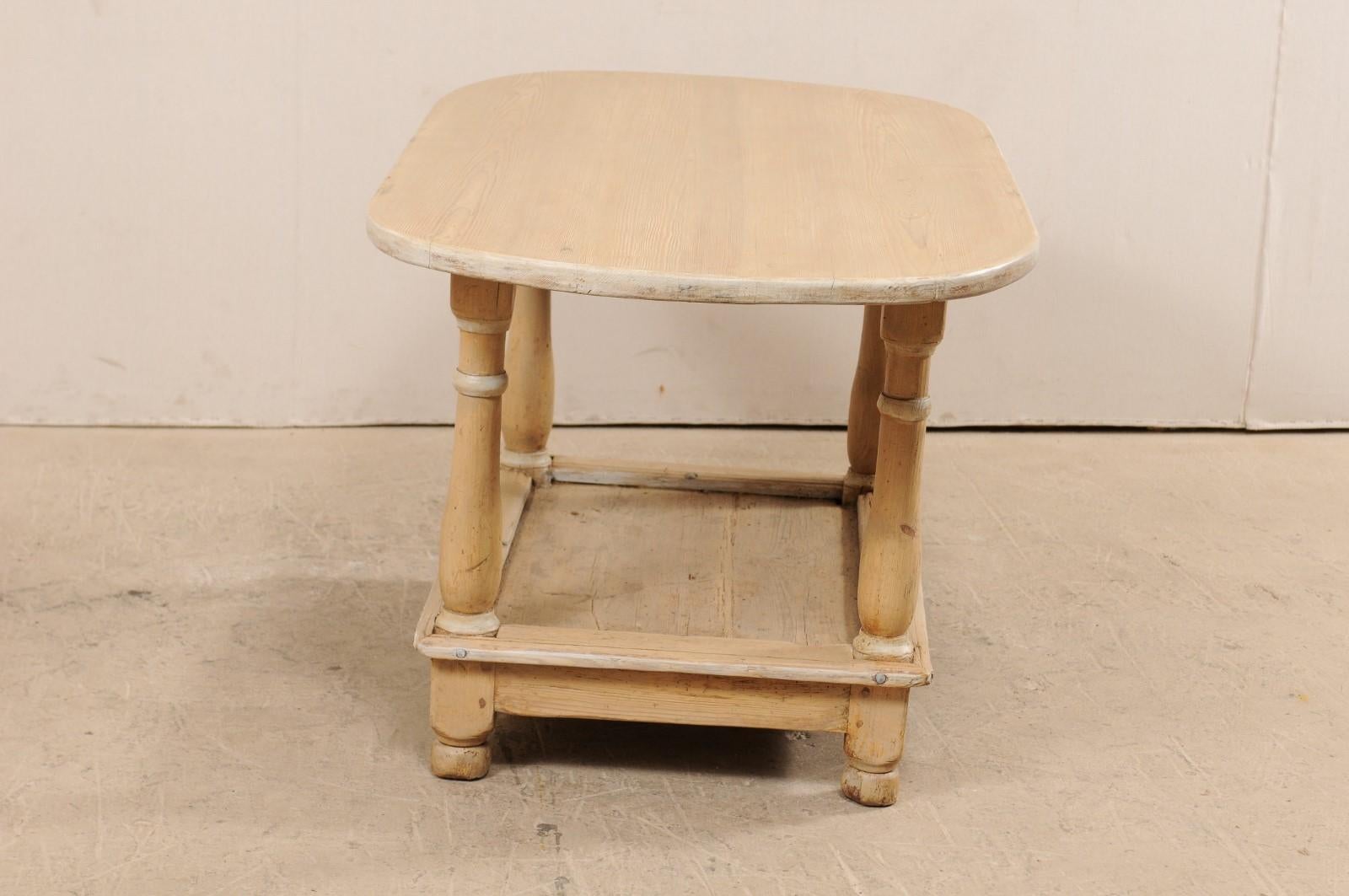 Schwedischer zweistöckiger ovaler Tisch aus gebleichtem und bemaltem Holz aus dem frühen 19. Jahrhundert im Angebot 5