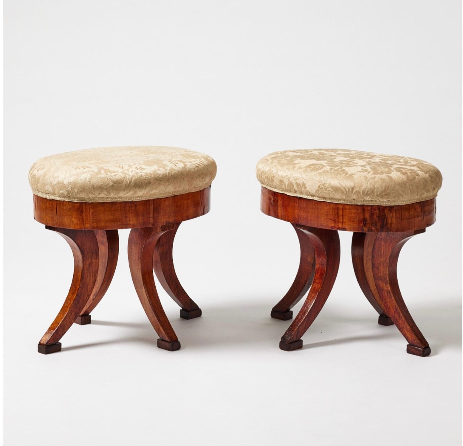 Bonito par de taburetes Karl Johan del siglo XIX chapados en caoba.
Sus cuatro patas de sable curvadas sostienen un profundo asiento oval tapizado que, con el tiempo, se ha tapizado con la tradicional tela de Damasco, complementando su aspecto