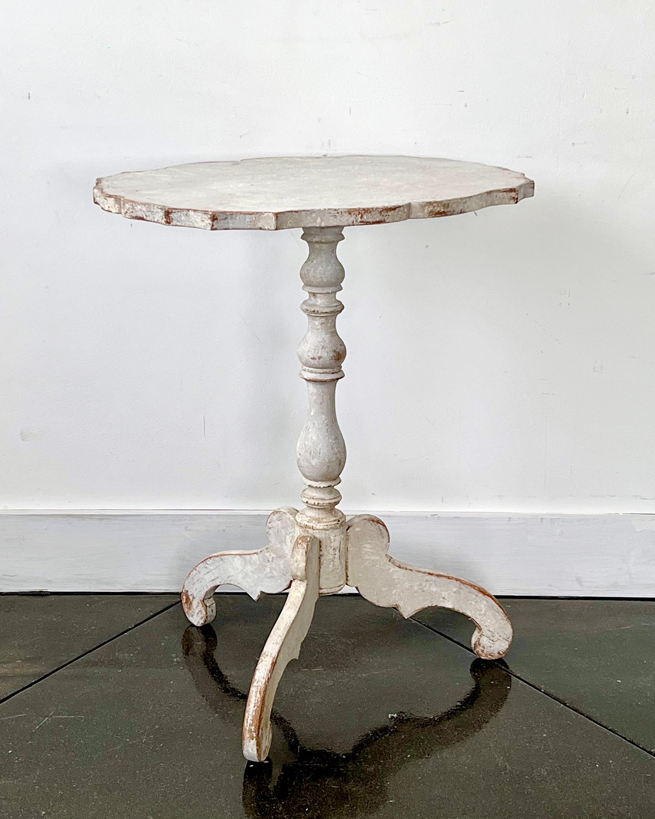 Early 19th Century Swedish Pedestal Table with Shaped Top In Good Condition For Sale In Charleston, SC