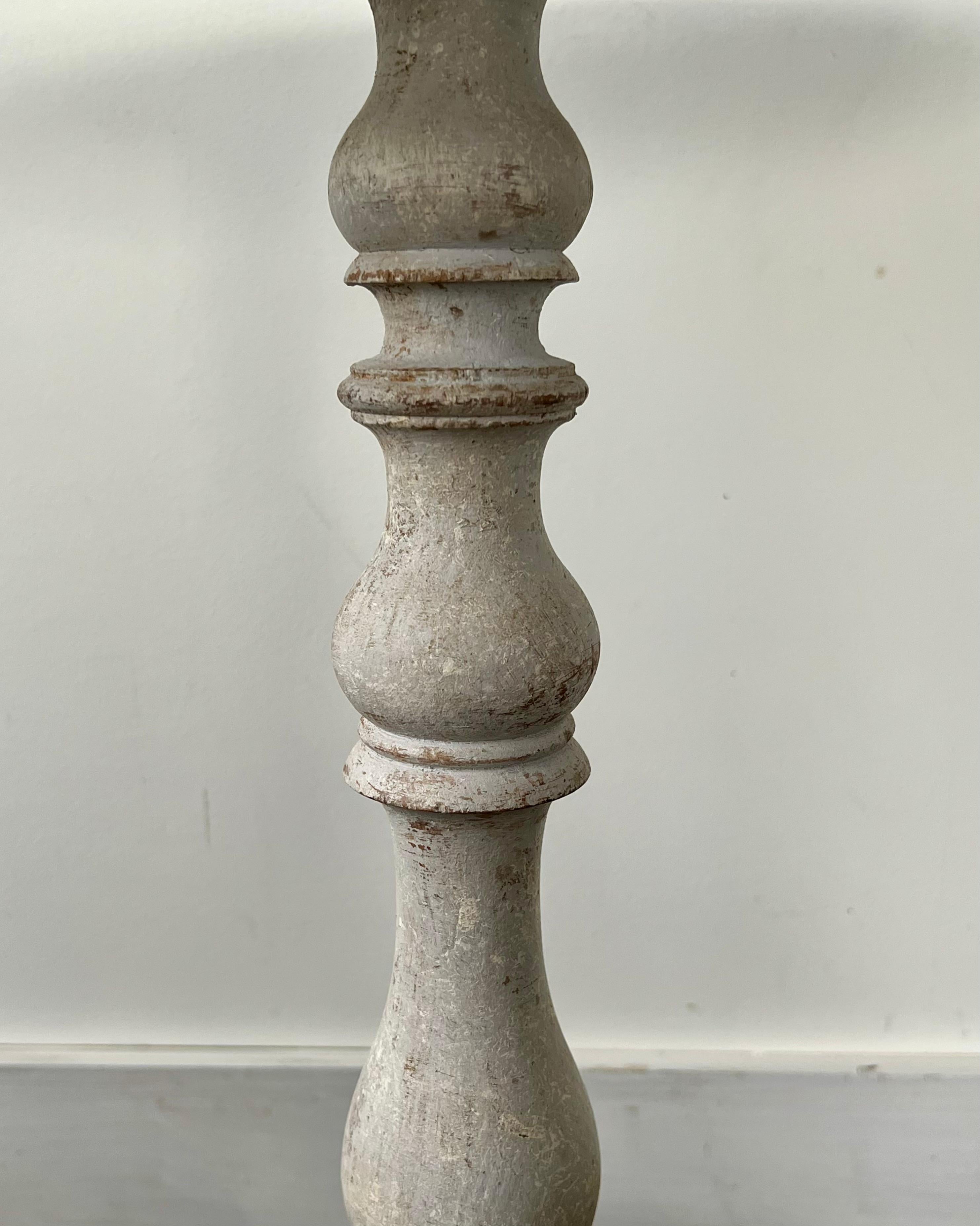 Early 19th Century Swedish Pedestal Table with Shaped Top For Sale 4
