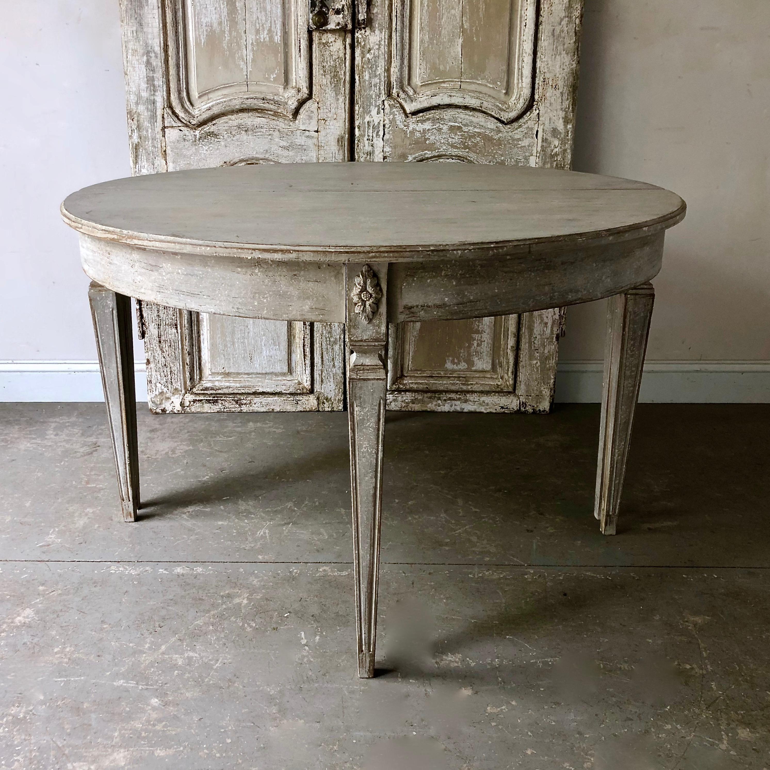 Early 19th Century Swedish Period Gustavian Extending Table In Good Condition In Charleston, SC