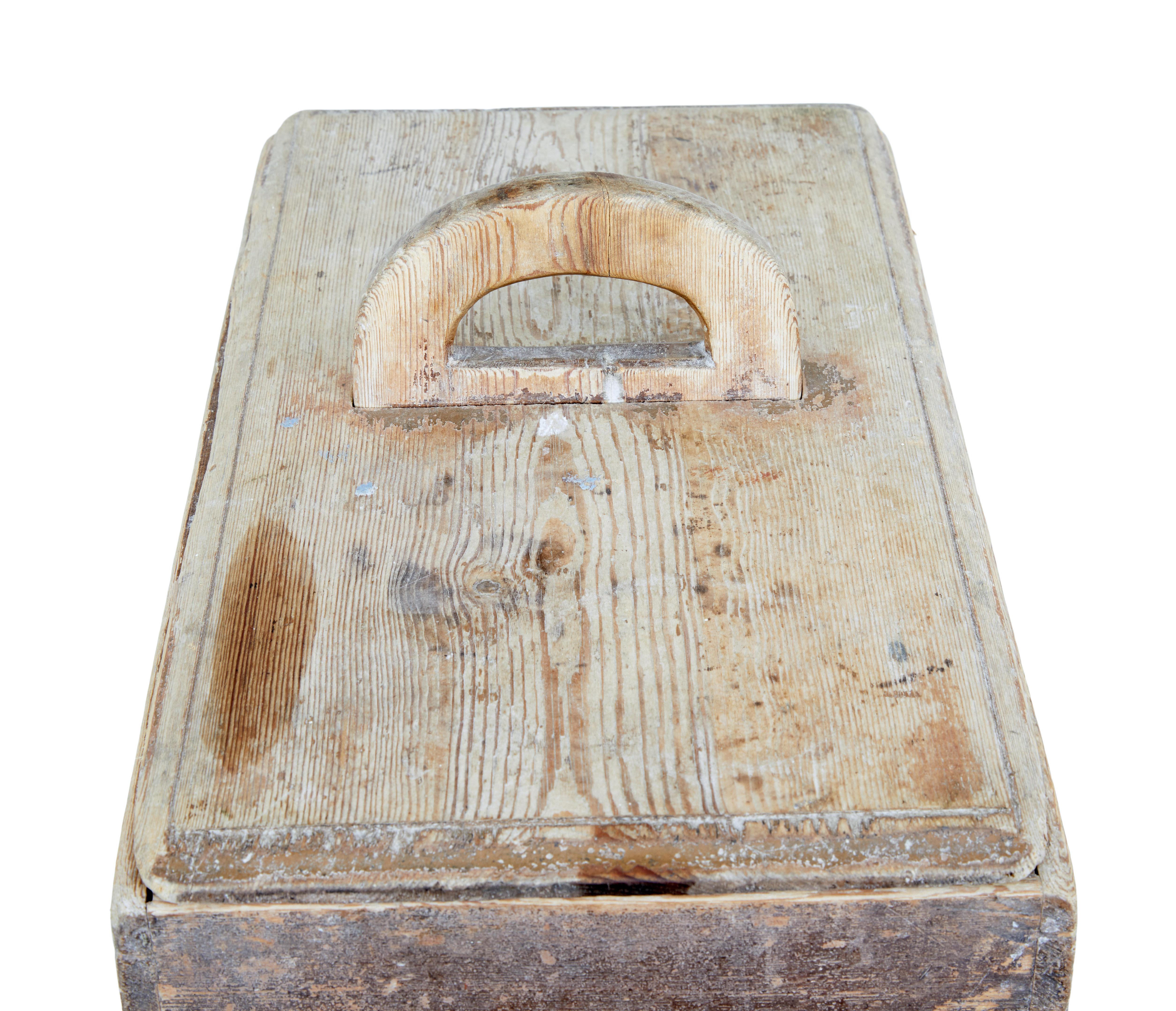 Early 19th Century Swedish Pine Bread Storage Box In Fair Condition In Debenham, Suffolk