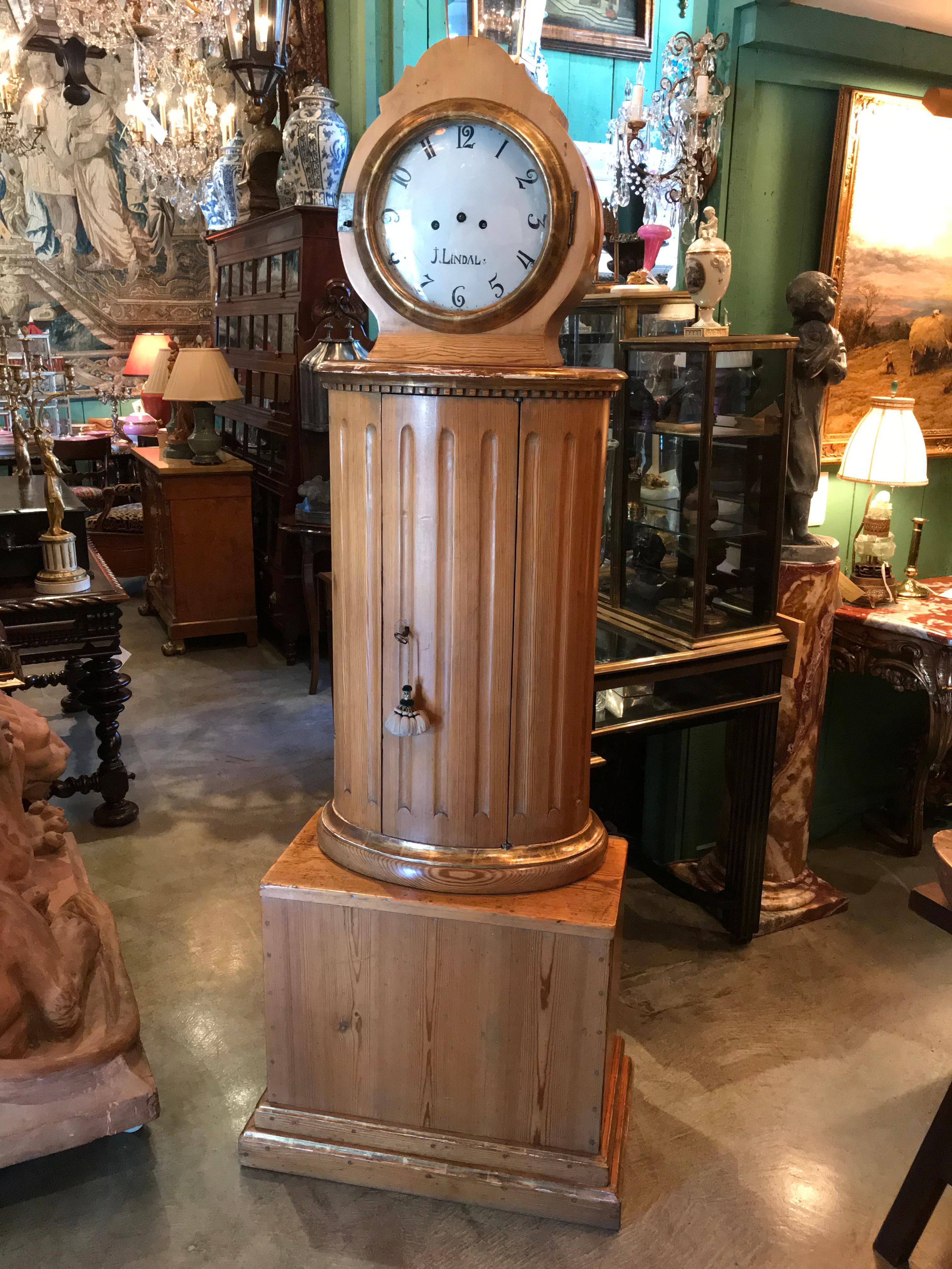Une belle horloge en pin suédois du début du 19e siècle. 
Horloge de grand-mère en bois de pin sculptée à la main, avec toute la mécanique et la quincaillerie d'origine  la crémaillère les roues de la sonnerie le pendule les ressorts le cadran