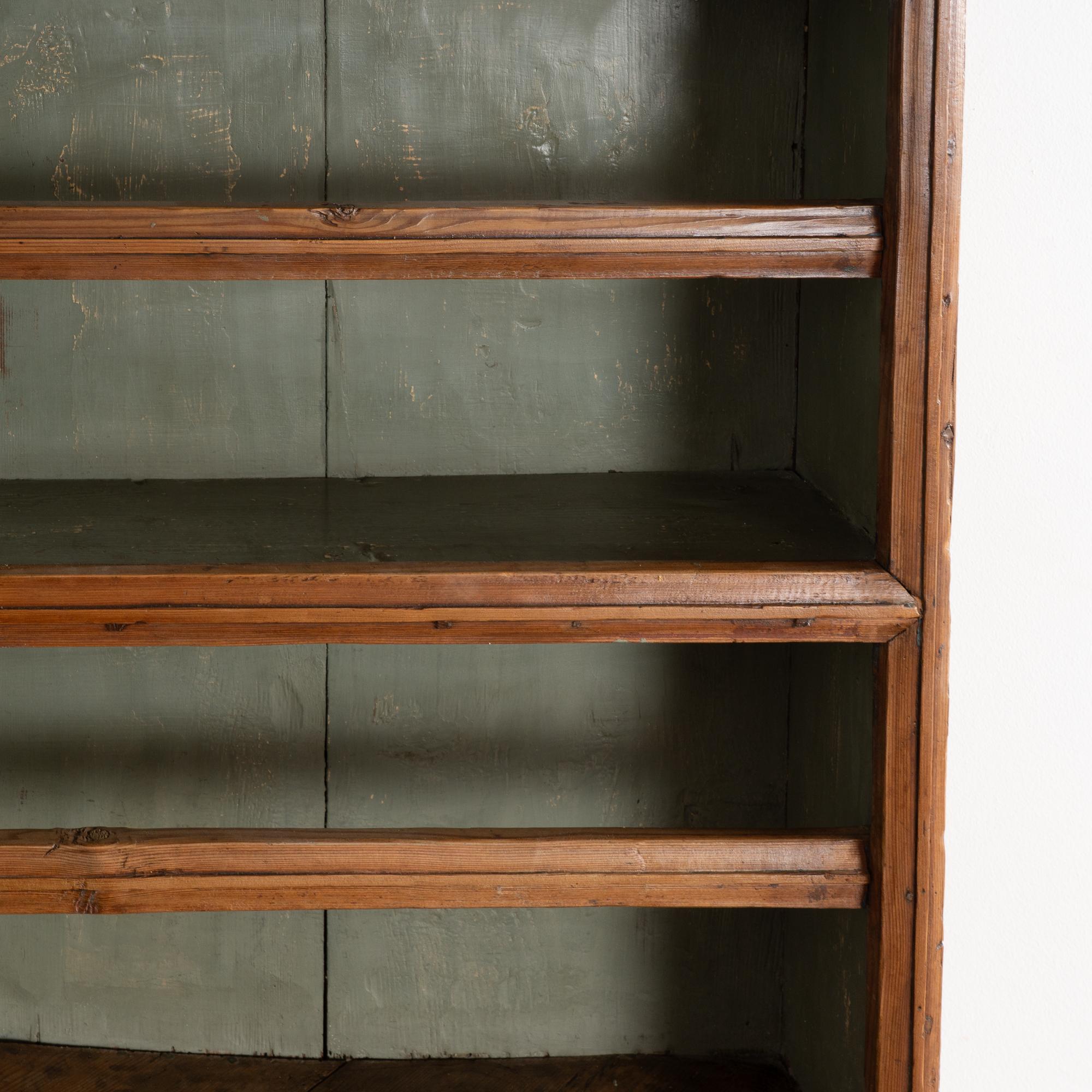 Schwedischer Kiefern-Eckschrank aus dem frühen 19. (Kiefernholz) im Angebot