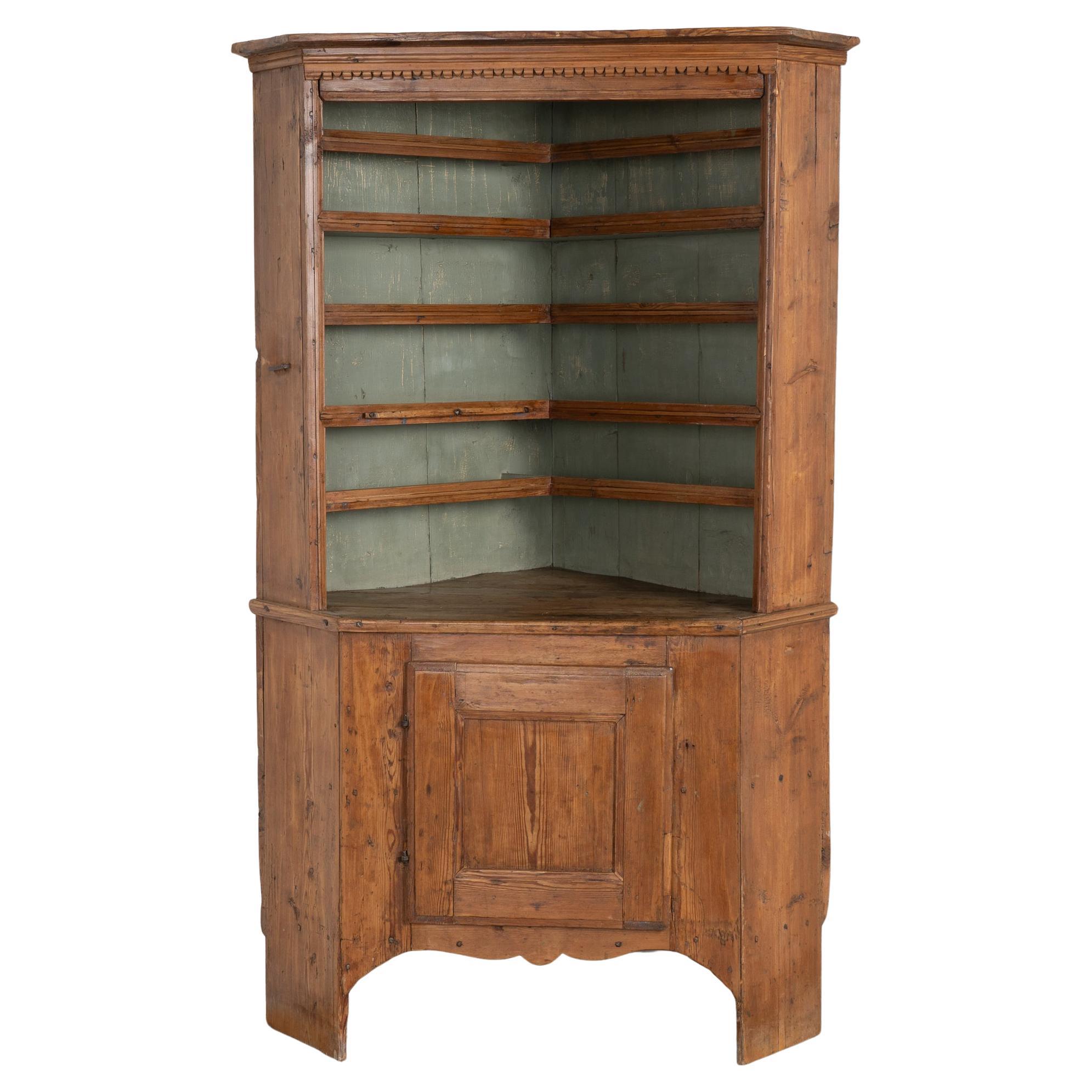 Schwedischer Kiefern-Eckschrank aus dem frühen 19. im Angebot