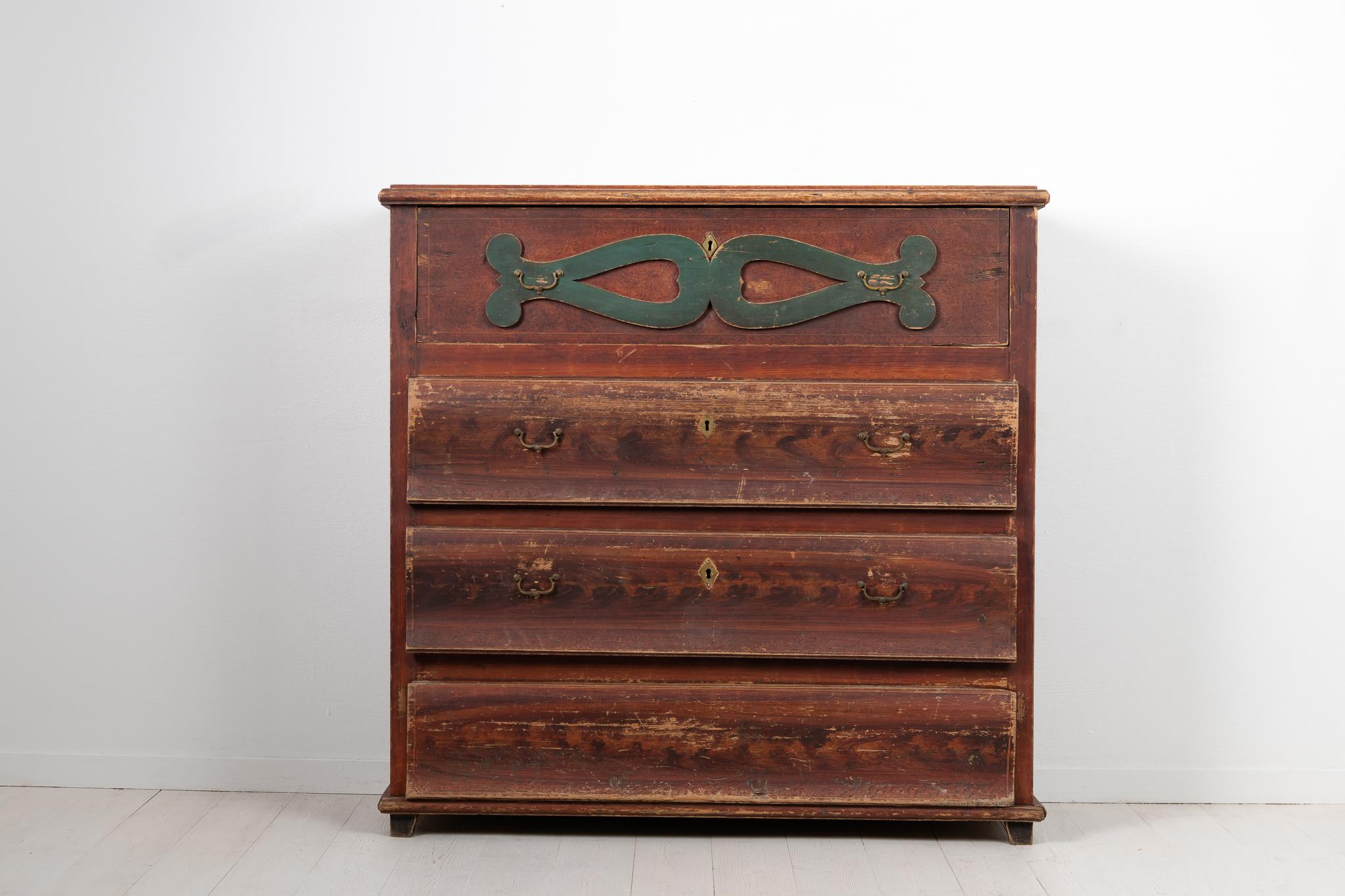 Country chest of drawers from Northern Sweden made around 1810 to 1820. The chest is pine with untouched original paint and authentic patina. The paint is distressed with signs of wear after 200 years of use. Original hardware in brass. The bottom