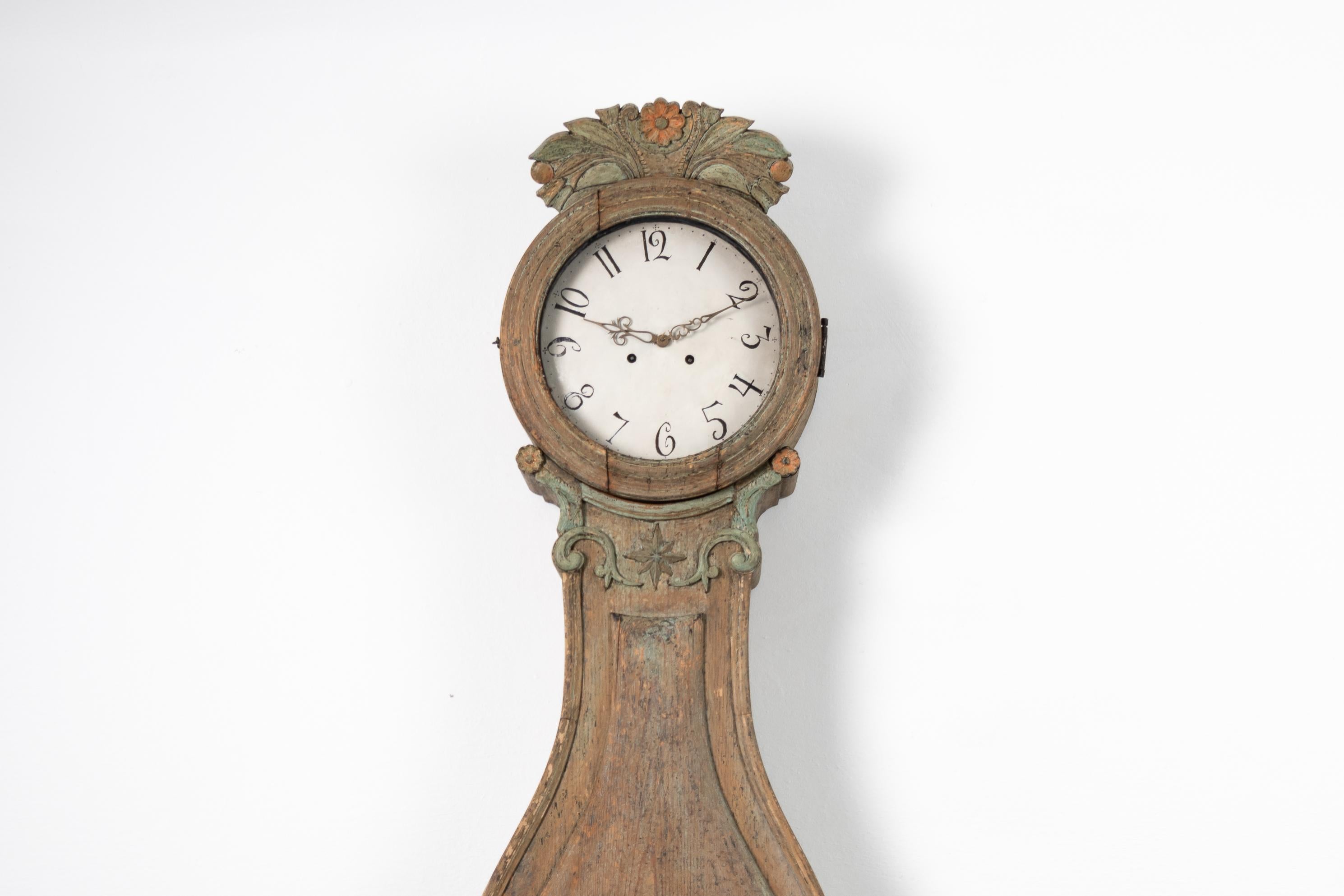 Swedish rococo long case clock made in pine and dry scraped to the original first layer of paint. The clock is a so called Fryksdals clock named after the village Fryksdalen in Värmland where it’s originally from. Made between 1810 and 1820 in the